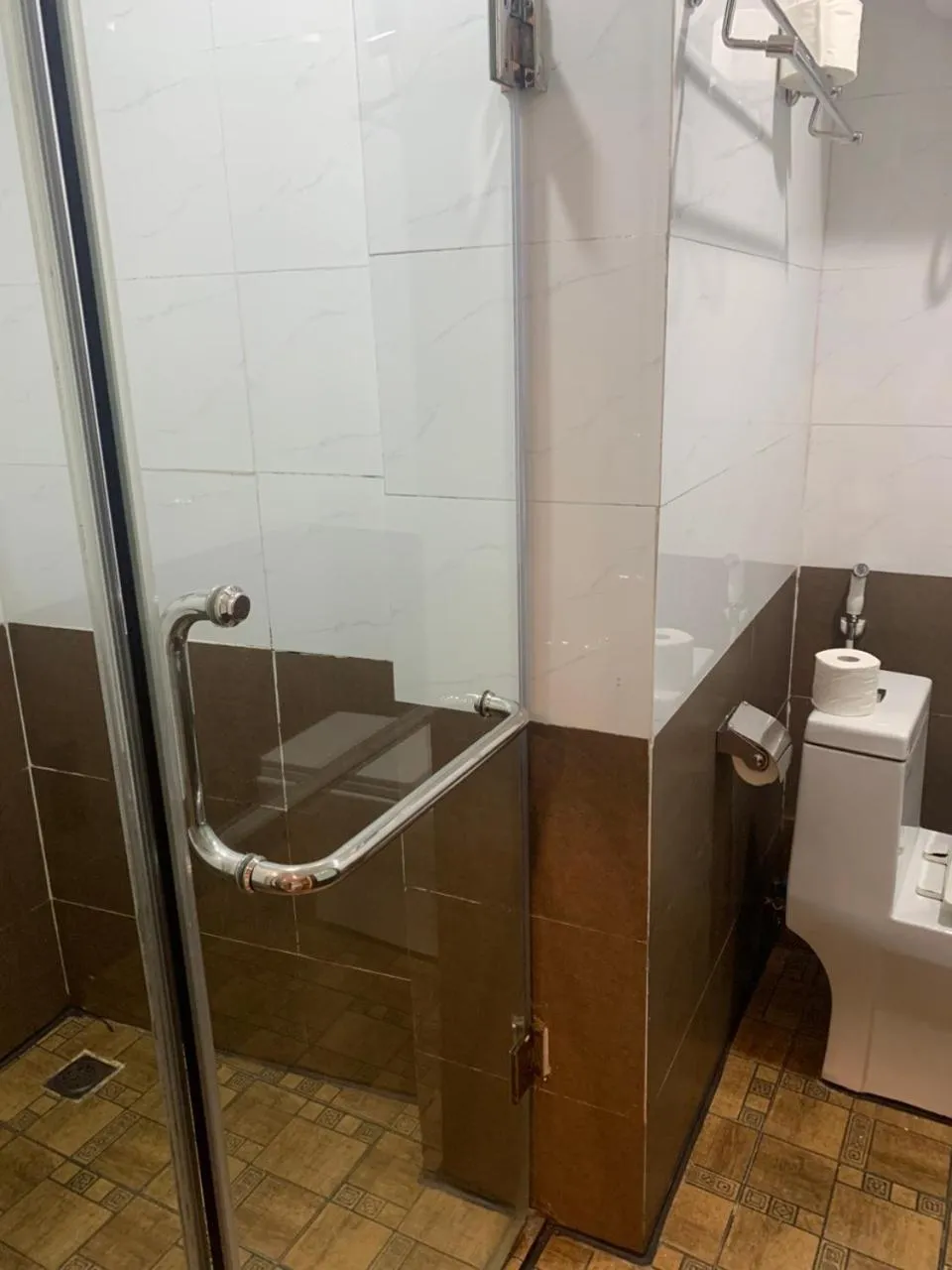 Shower in Valley Hotel &Travel