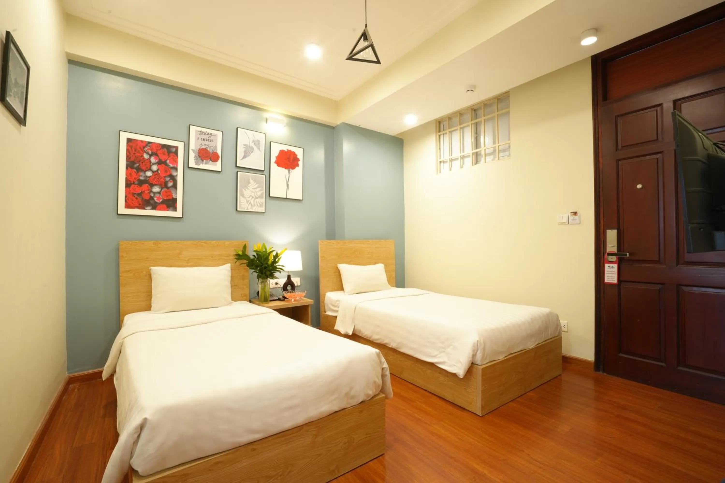 Bed in Valley Hotel &Travel