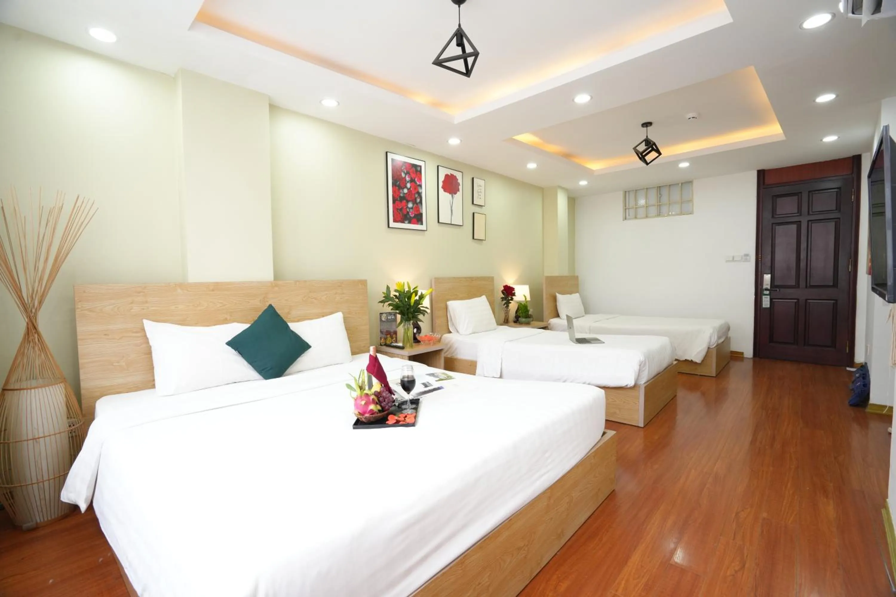 Bed in Valley Hotel &Travel