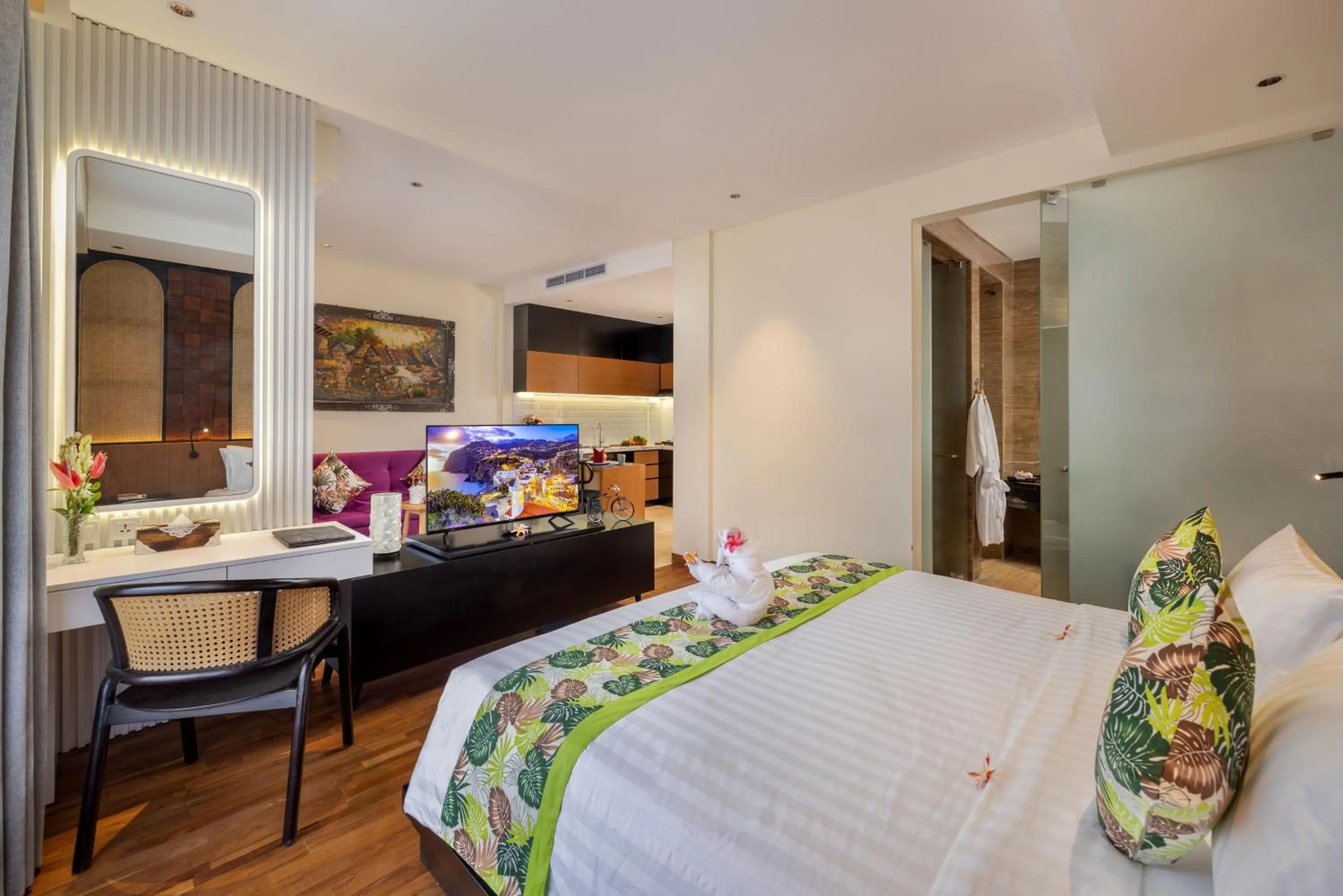 Photo of the whole room, Bed in Mokko Suites Batubelig