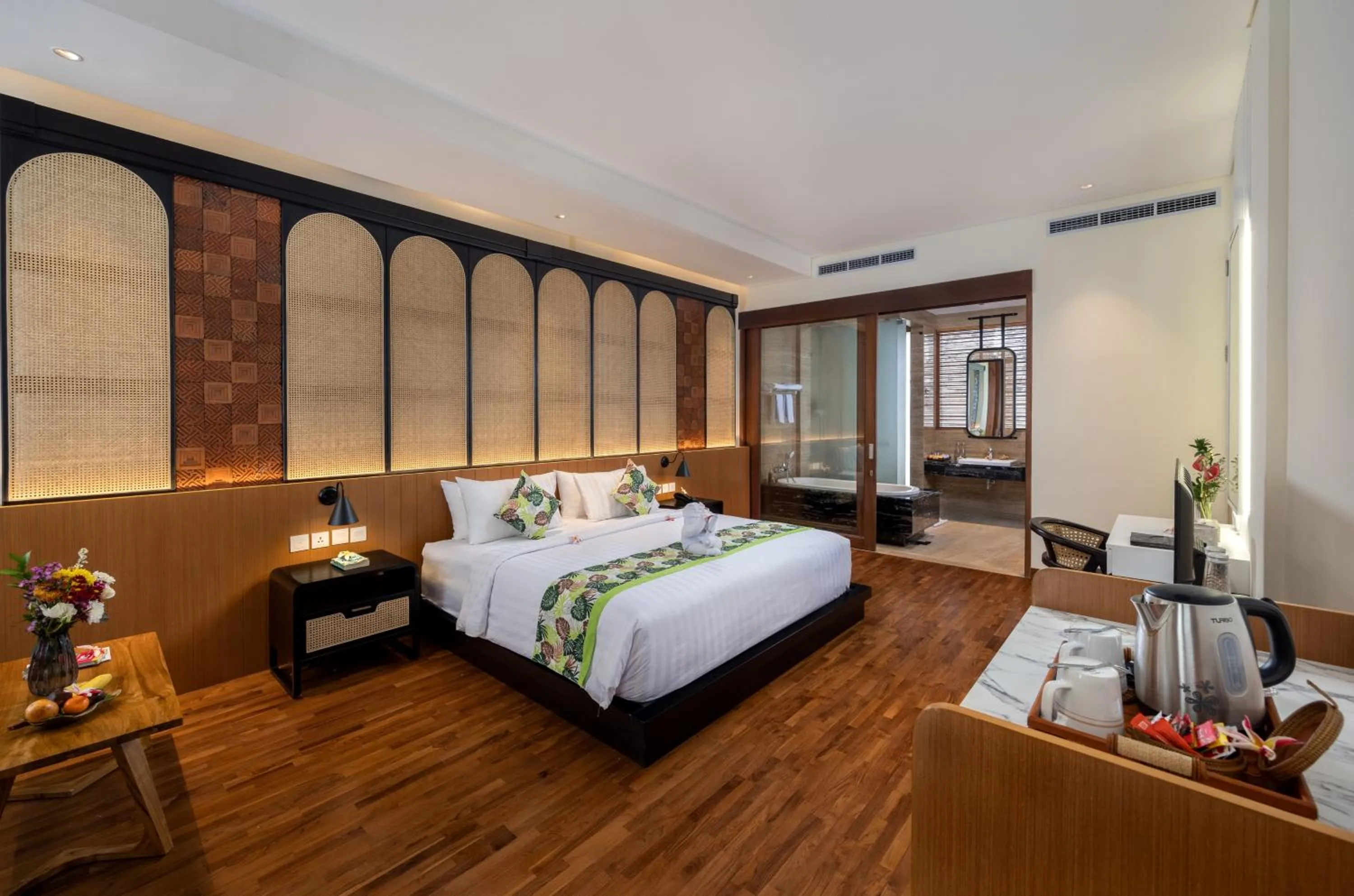 Bedroom, Bed in Mokko Suites Batubelig