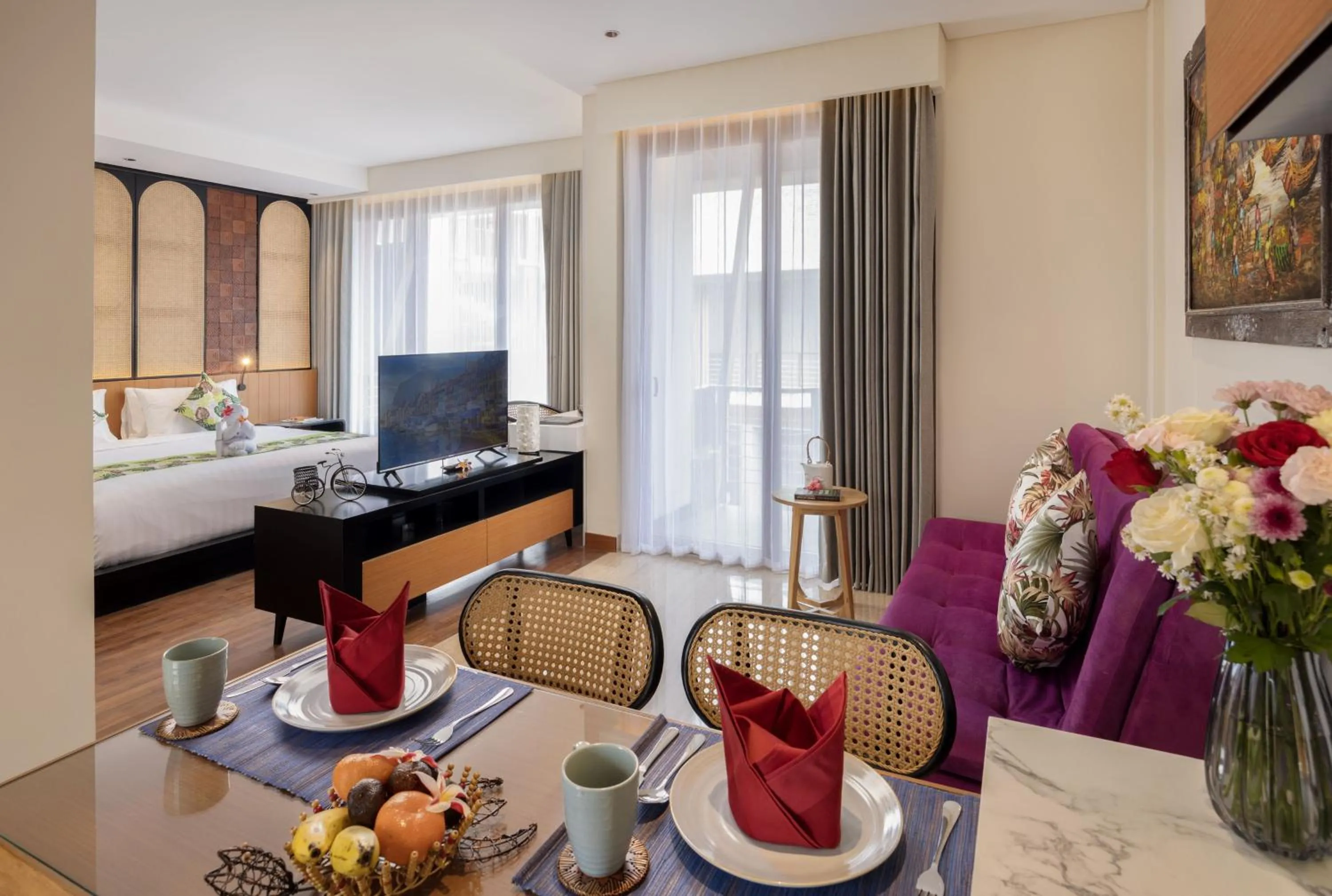 Living room, Bed in Mokko Suites Batubelig