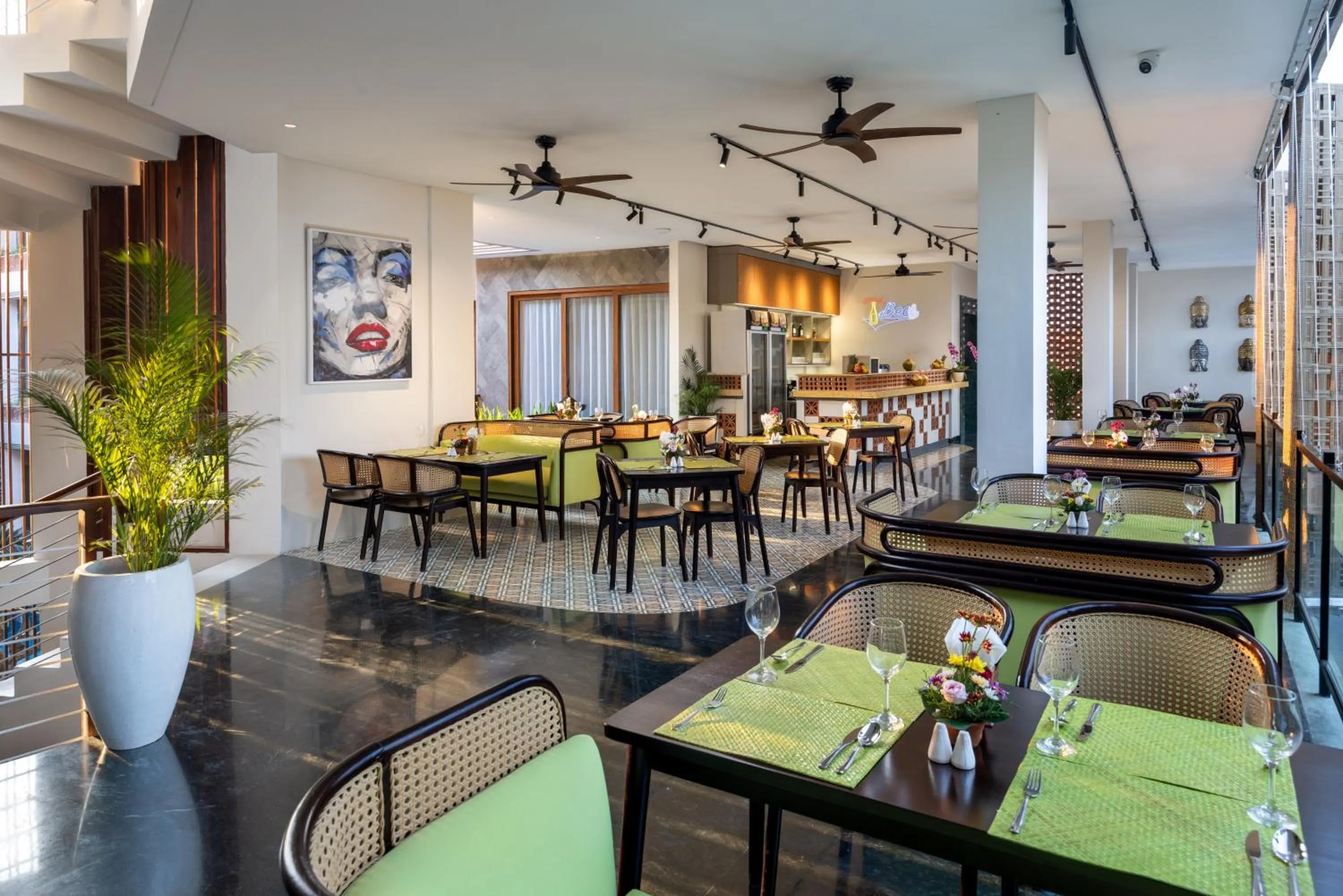 Restaurant/places to eat in Mokko Suites Batubelig