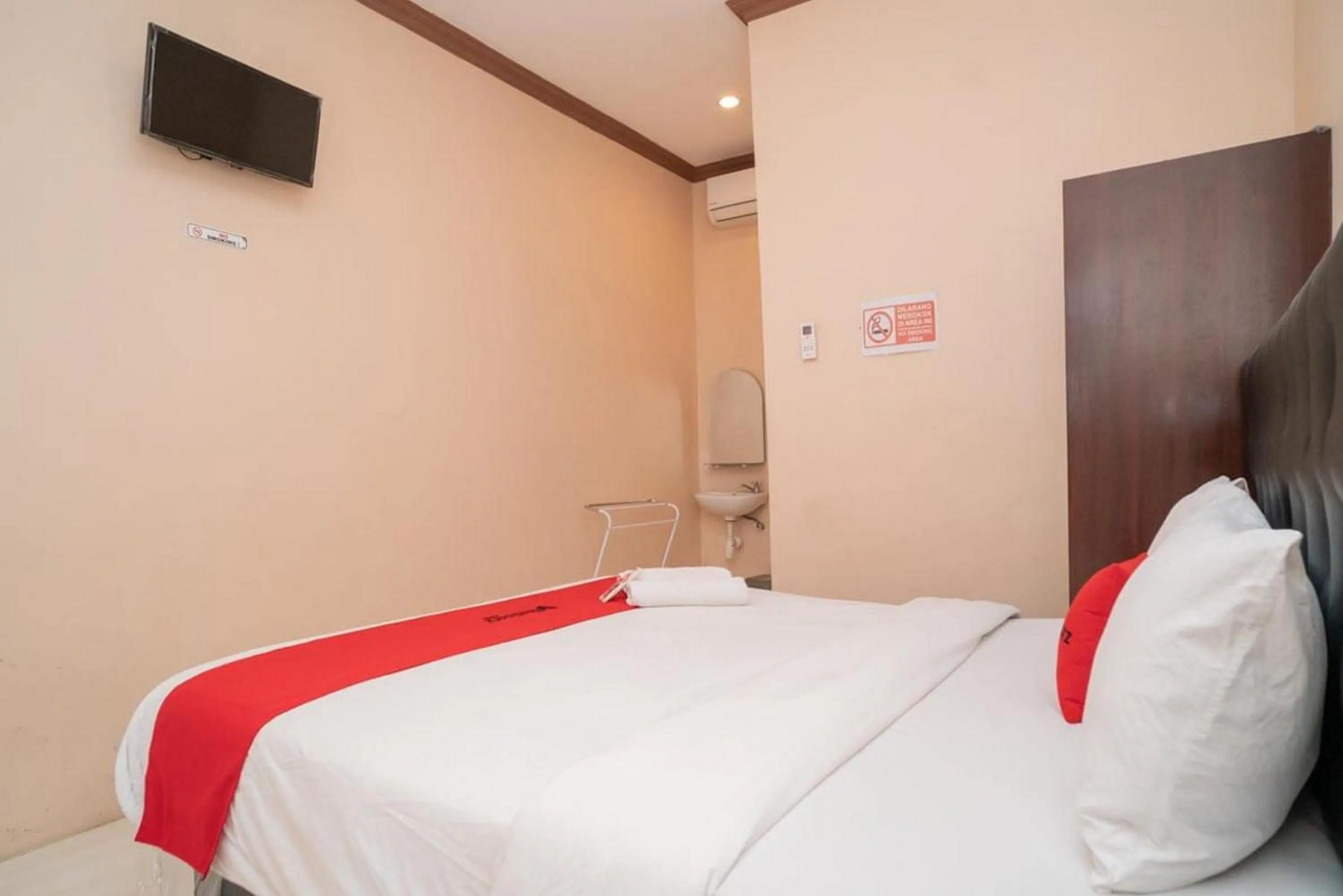 Bedroom, Bed in RedDoorz Syariah near Lippo Plaza Sidoarjo