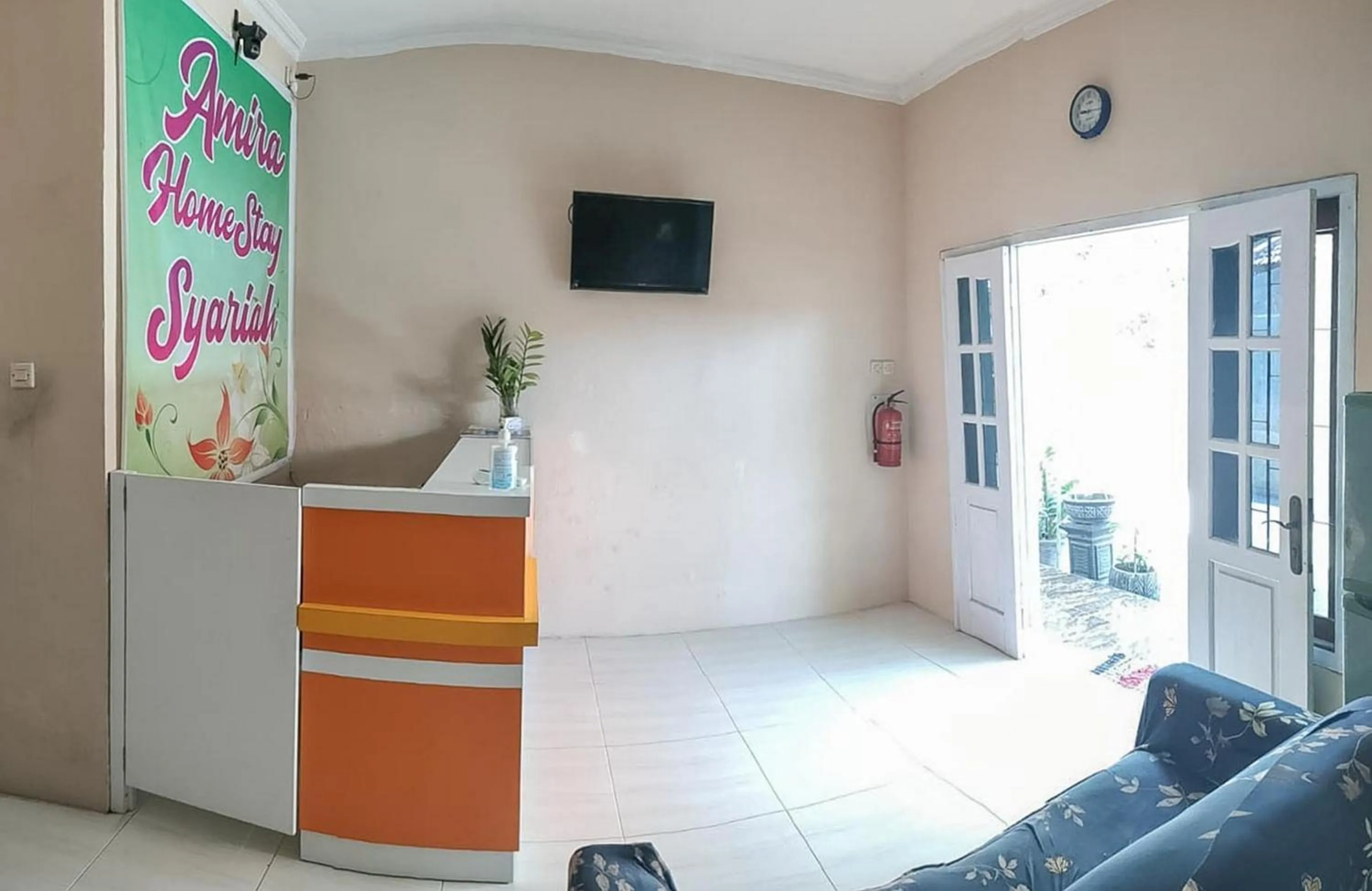 Lobby or reception in RedDoorz Syariah near Lippo Plaza Sidoarjo