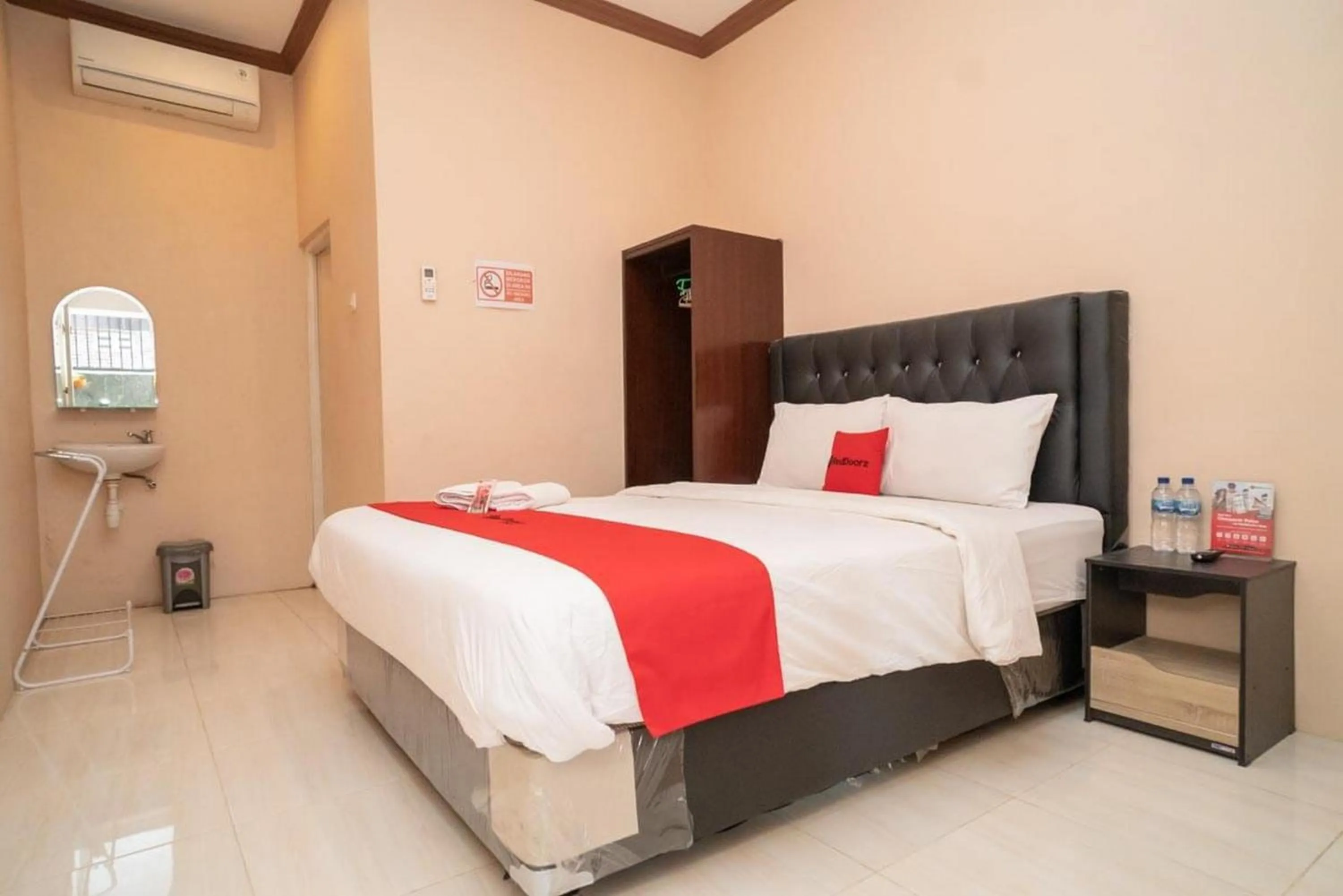 Bedroom, Bed in RedDoorz Syariah near Lippo Plaza Sidoarjo