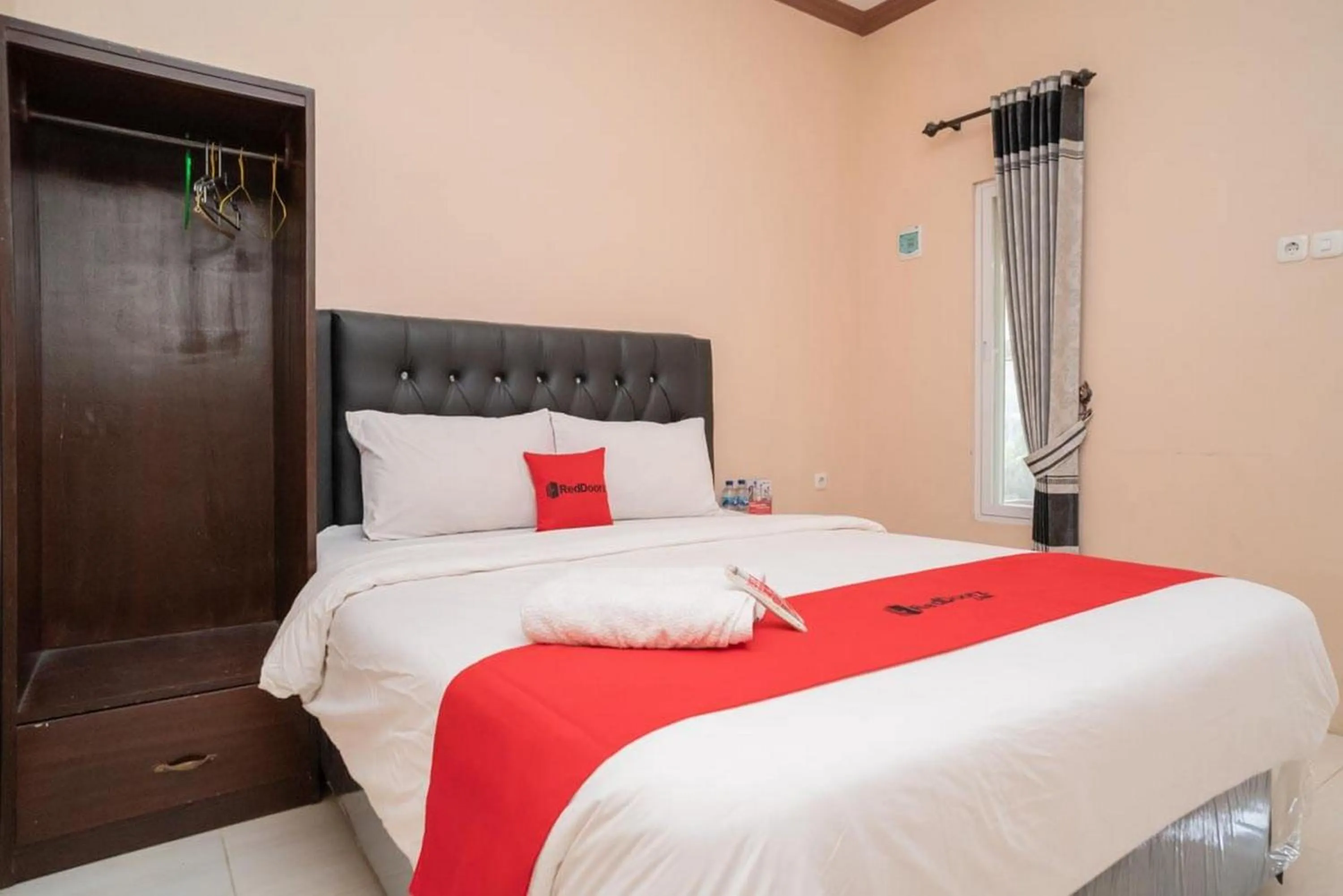 Bedroom, Bed in RedDoorz Syariah near Lippo Plaza Sidoarjo