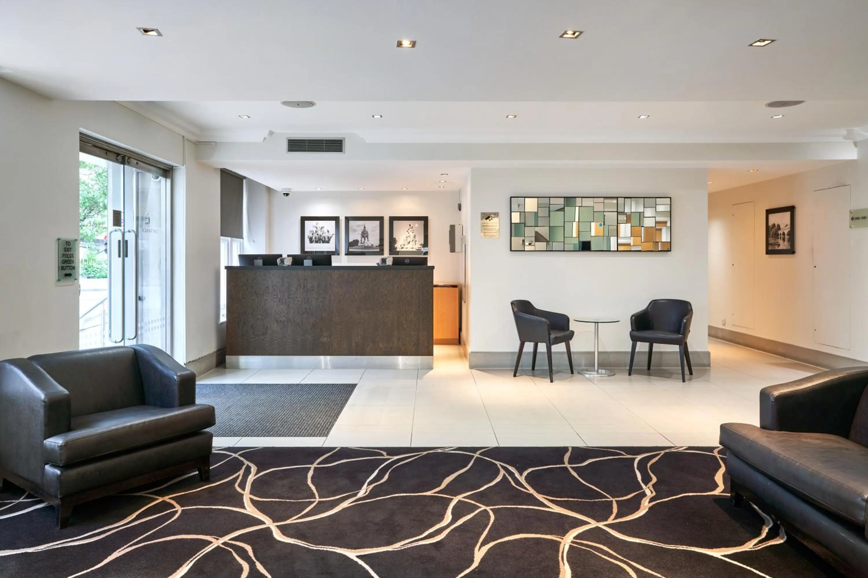Lobby or reception in Thistle London Park Lane