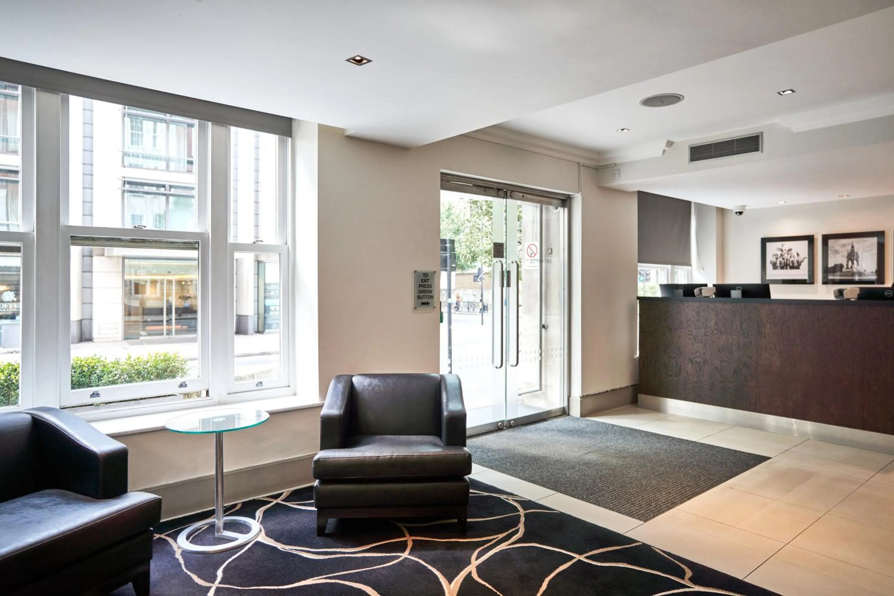 Lobby or reception in Thistle London Park Lane