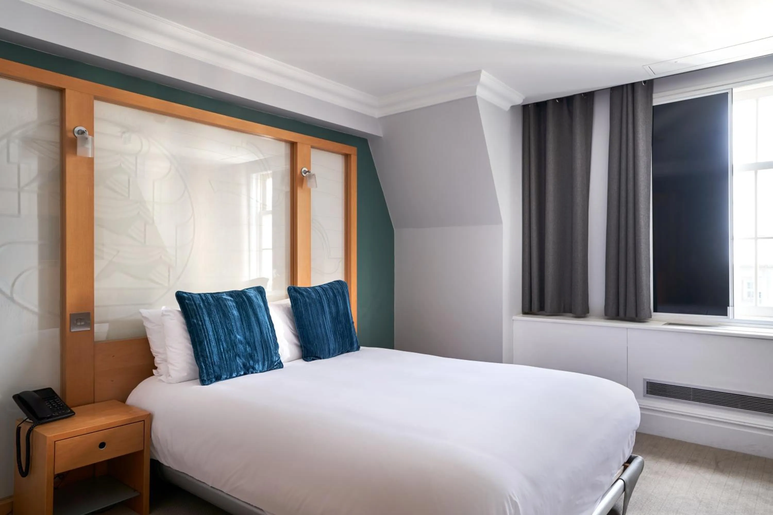 Bed in Thistle London Park Lane