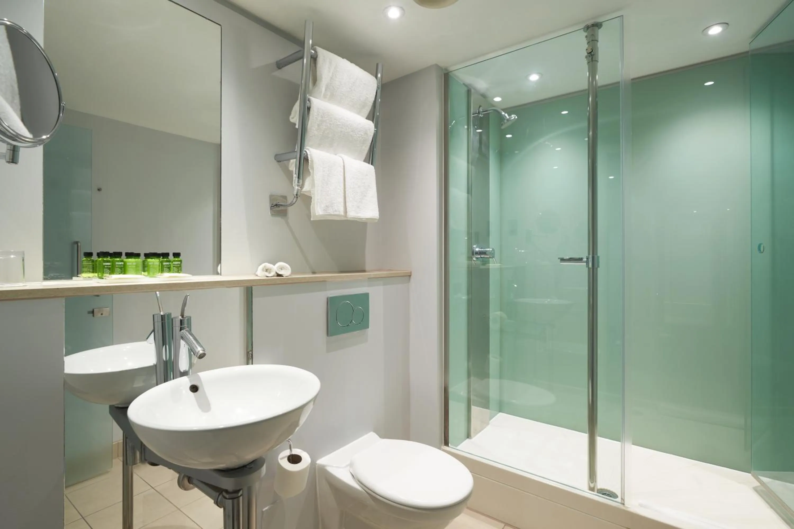 Shower in Thistle London Park Lane