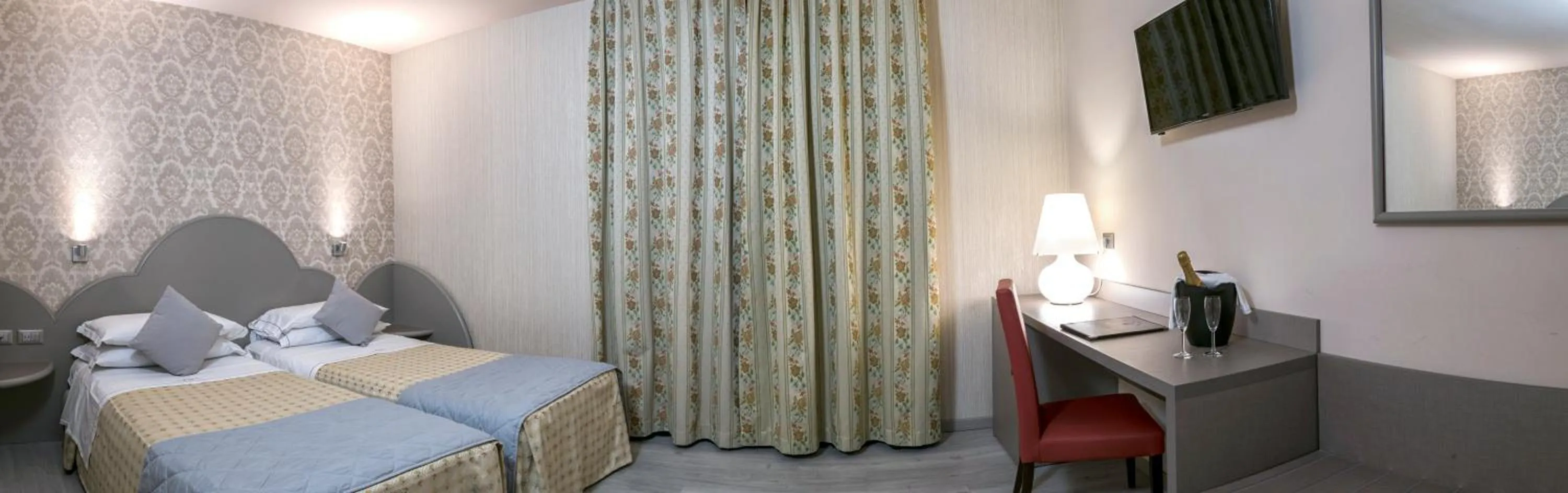 Shower, Bed in Marchi Hotel