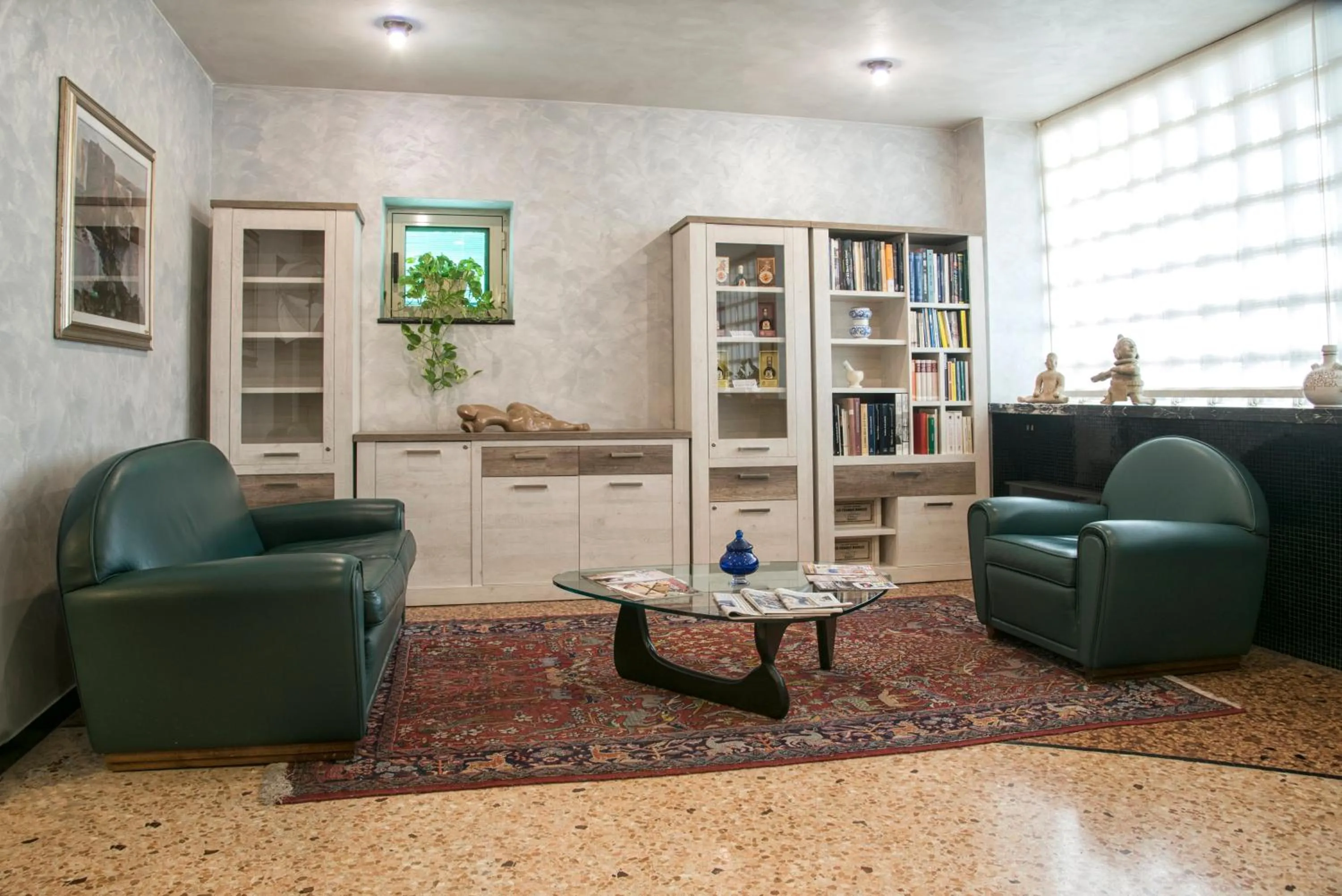 Restaurant/places to eat in Marchi Hotel