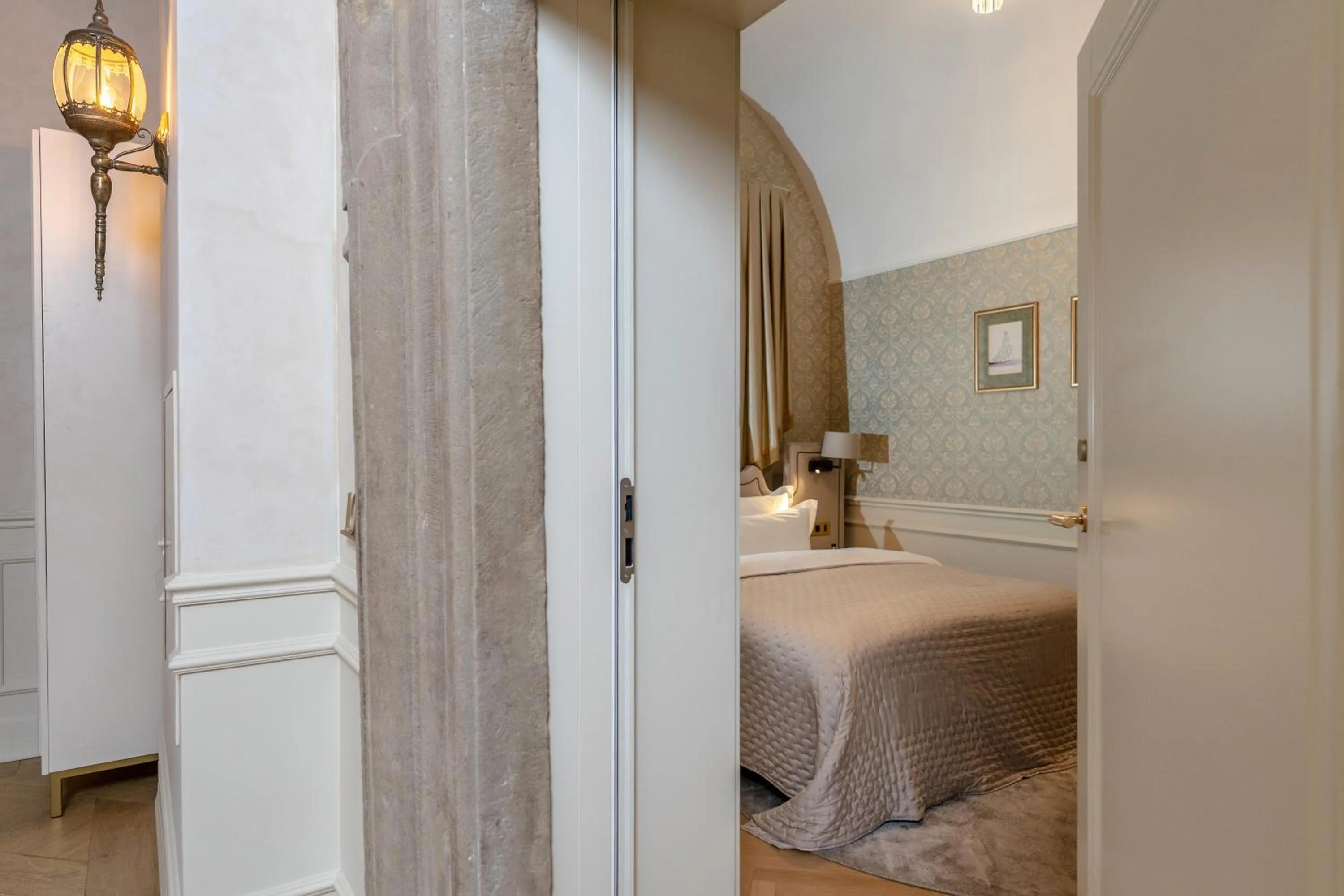 Bed in Hotel Unicus Palace Old Town - Destigo Hotels