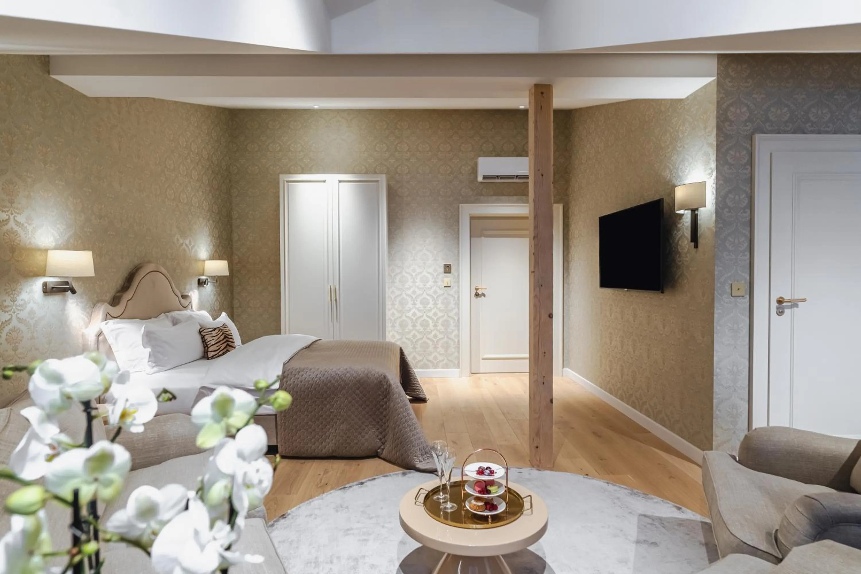 Bed in Hotel Unicus Palace Old Town - Destigo Hotels