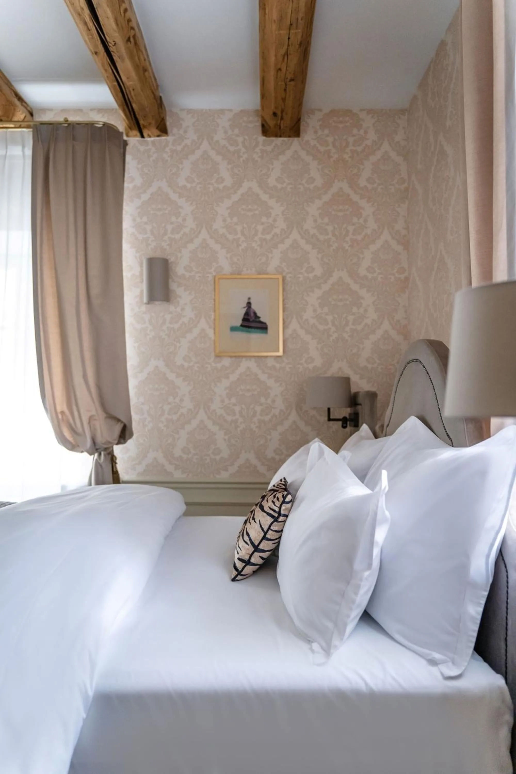 Bed in Hotel Unicus Palace Old Town - Destigo Hotels