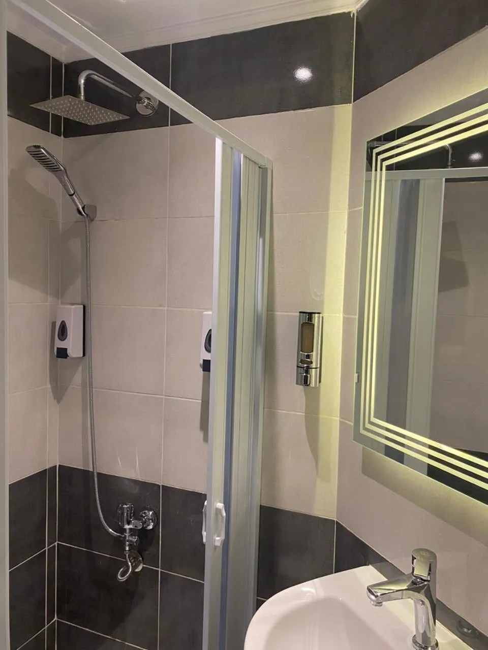 Shower in pyramids grand museum inn