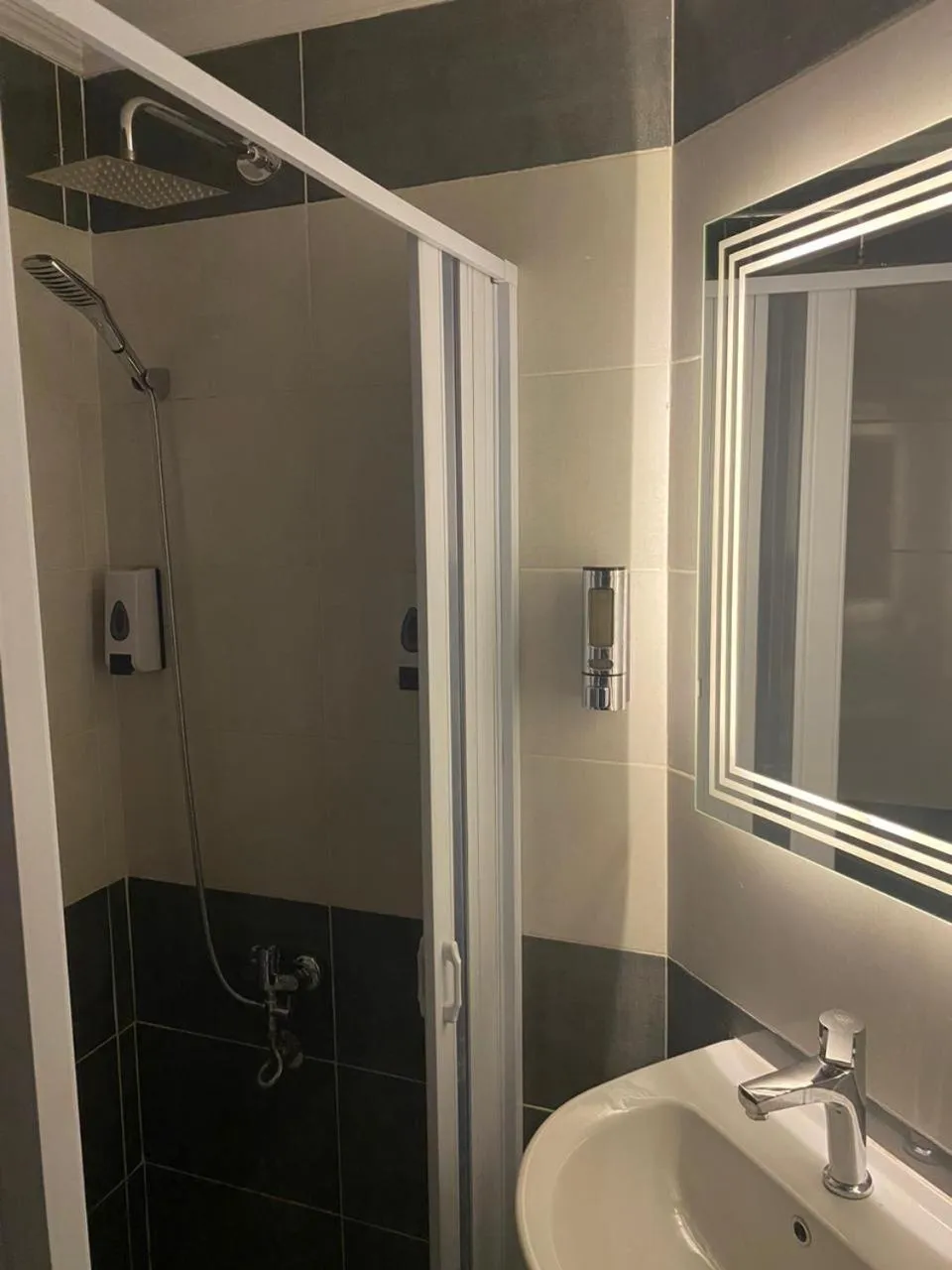 Shower in pyramids grand museum inn