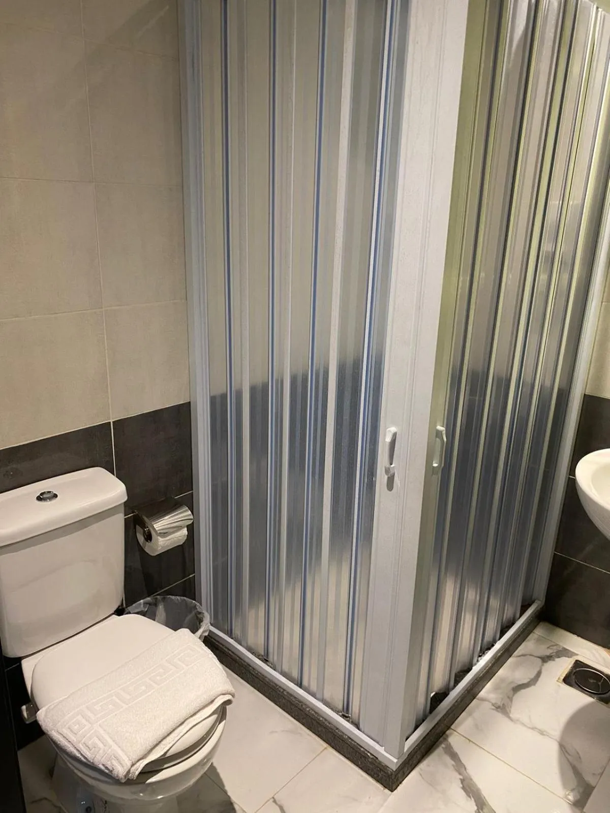 Bathroom in pyramids grand museum inn