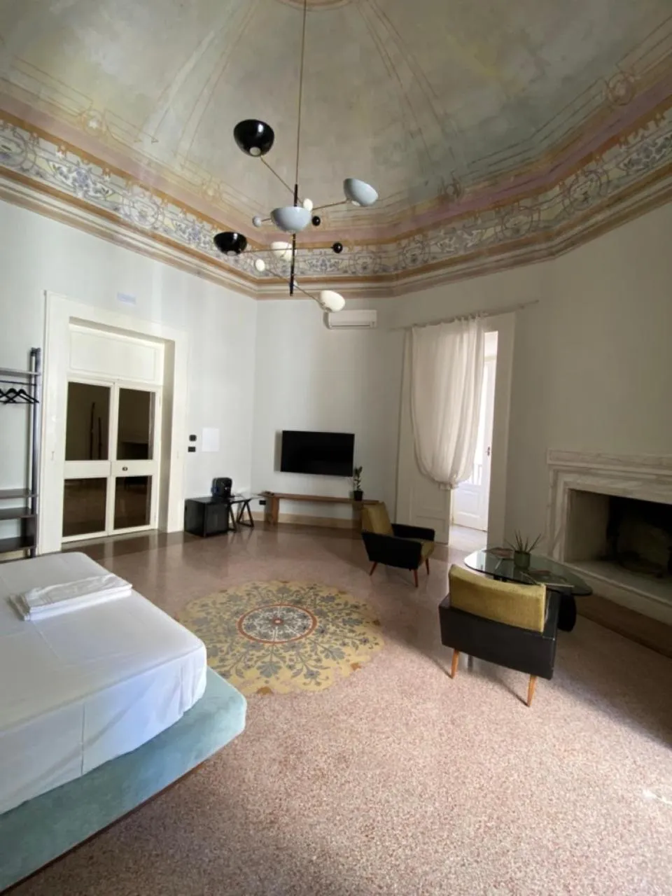 Photo of the whole room, Bed in Roiss Haus Suites