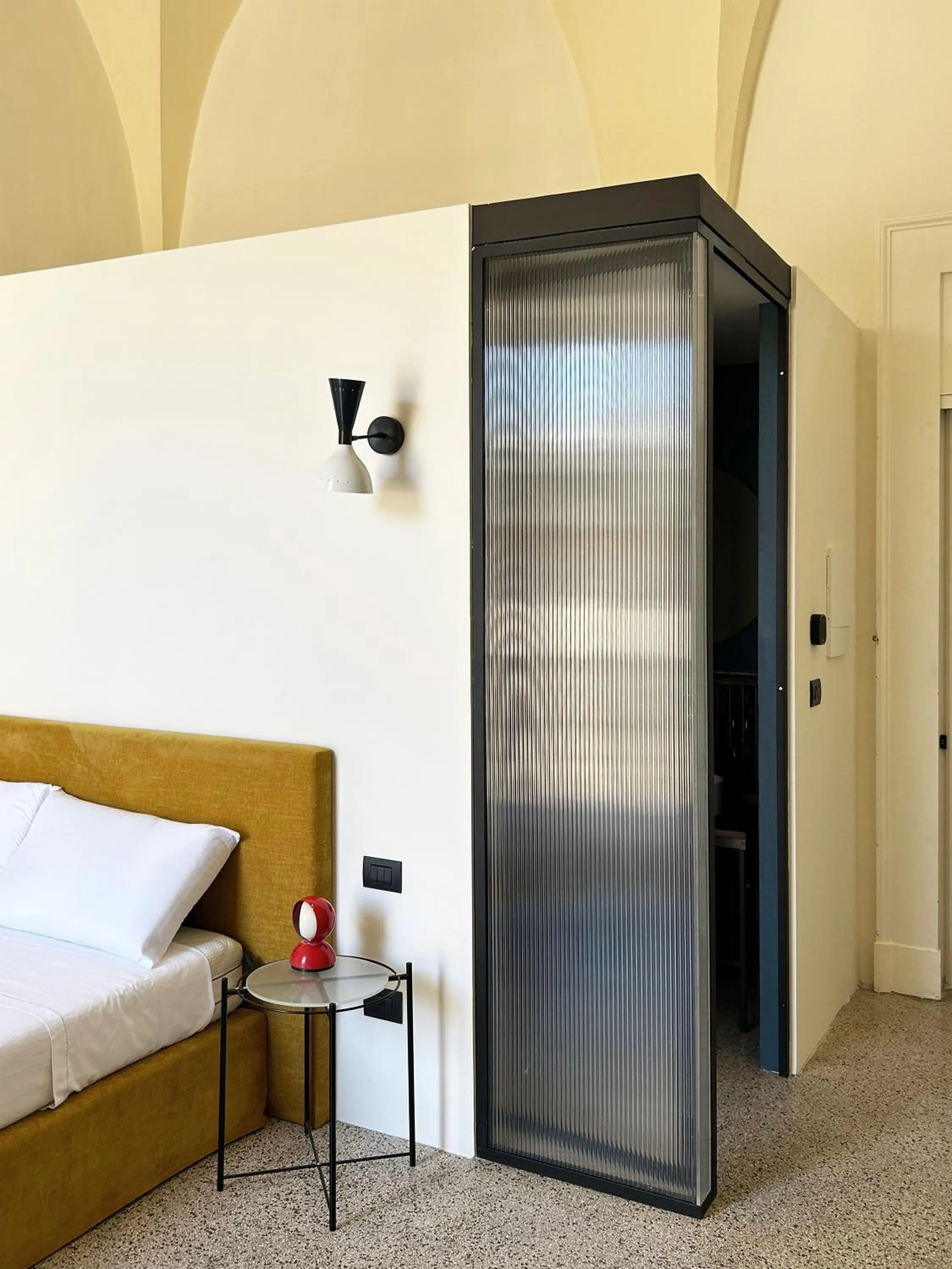 Photo of the whole room, Bed in Roiss Haus Suites