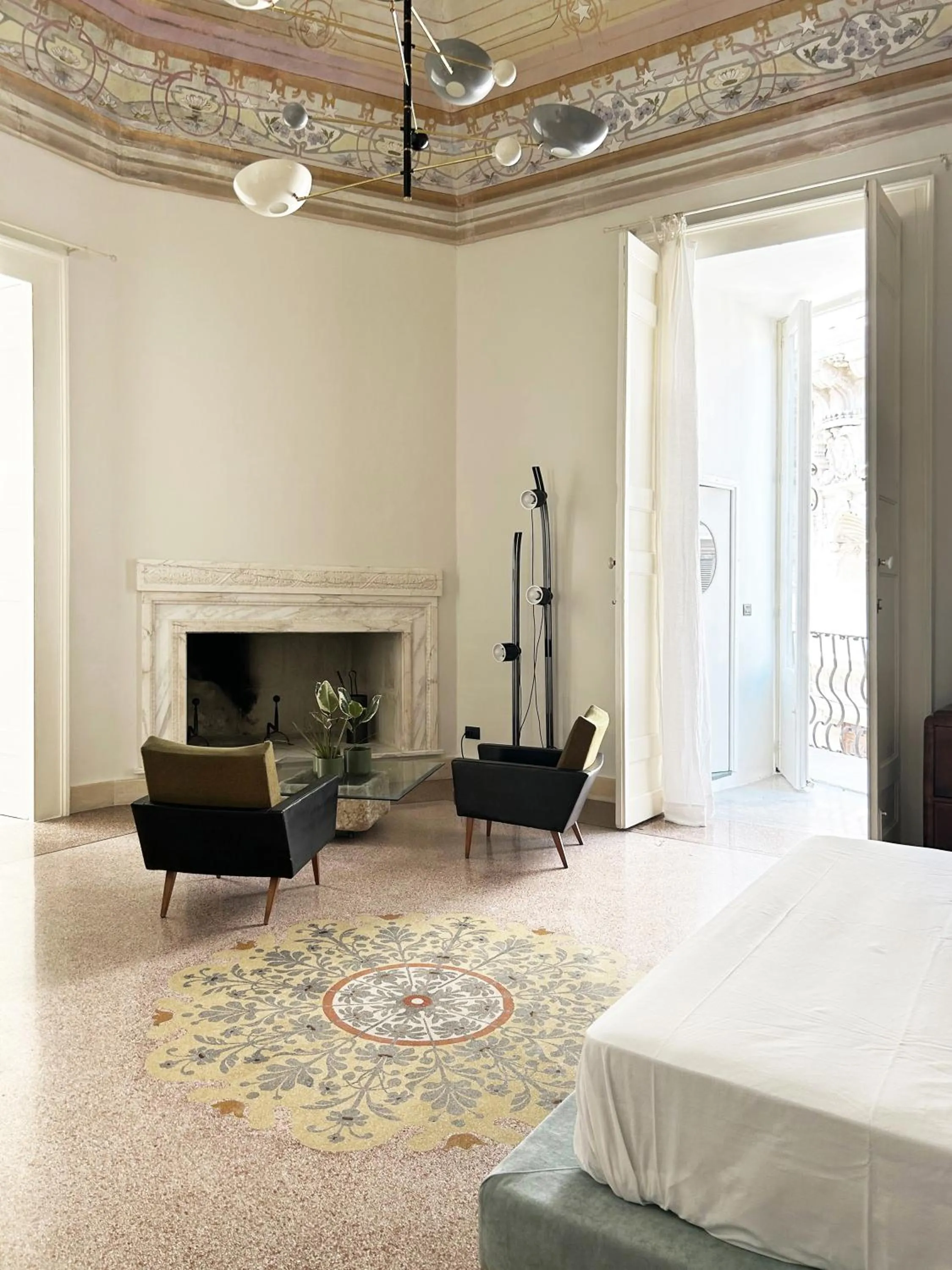 Photo of the whole room, Bed in Roiss Haus Suites