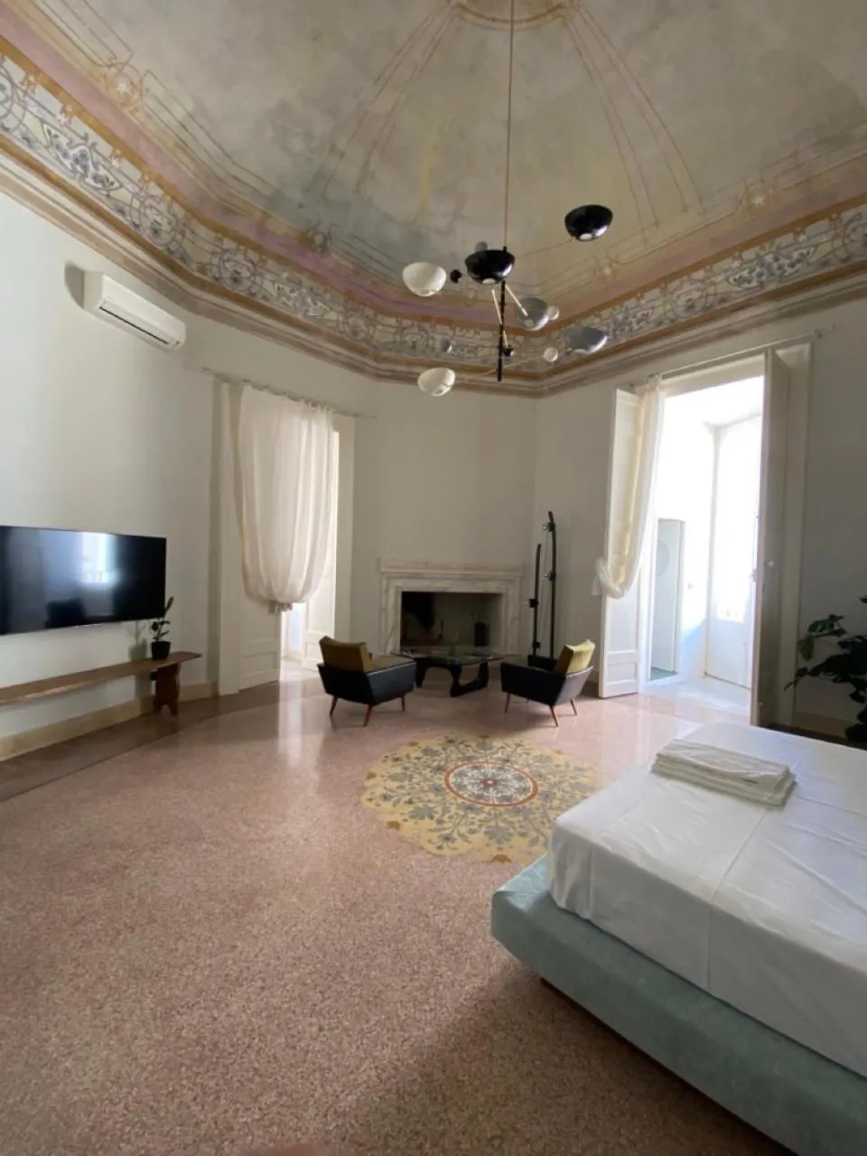 Photo of the whole room, Bed in Roiss Haus Suites