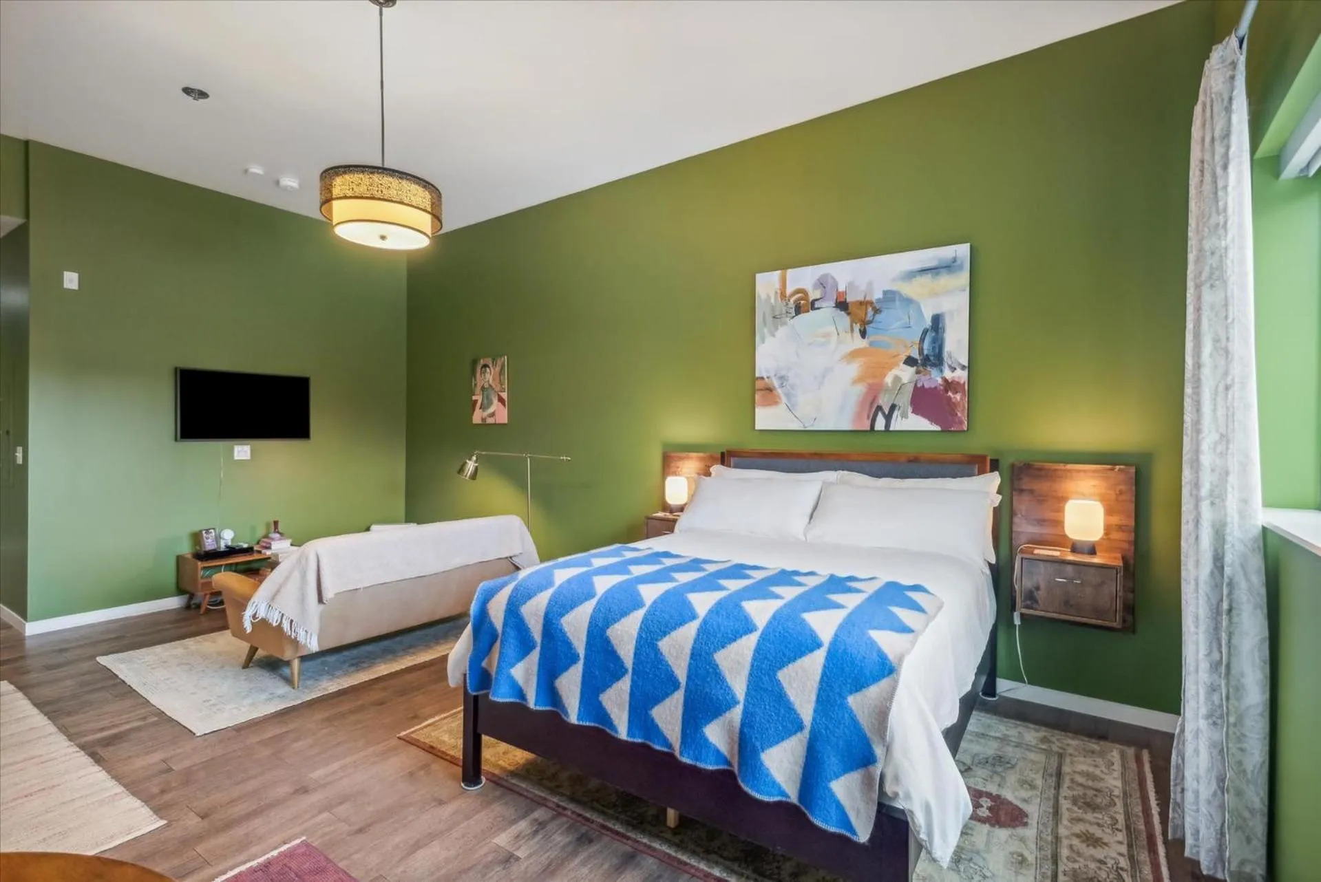 Bed in VioletSuitesPDX Boutique Hotel