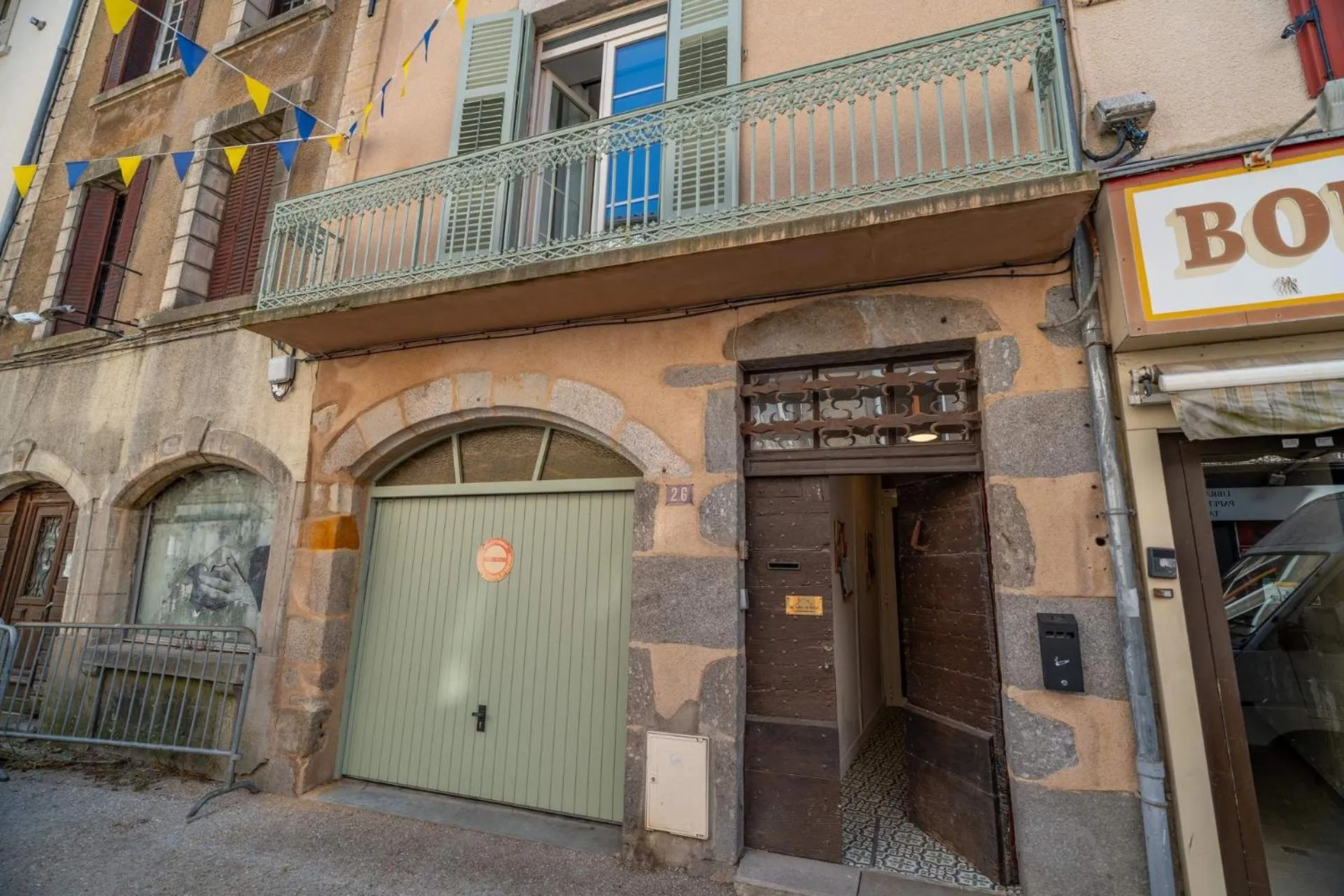 Facade/entrance in Les Suites de Bellac