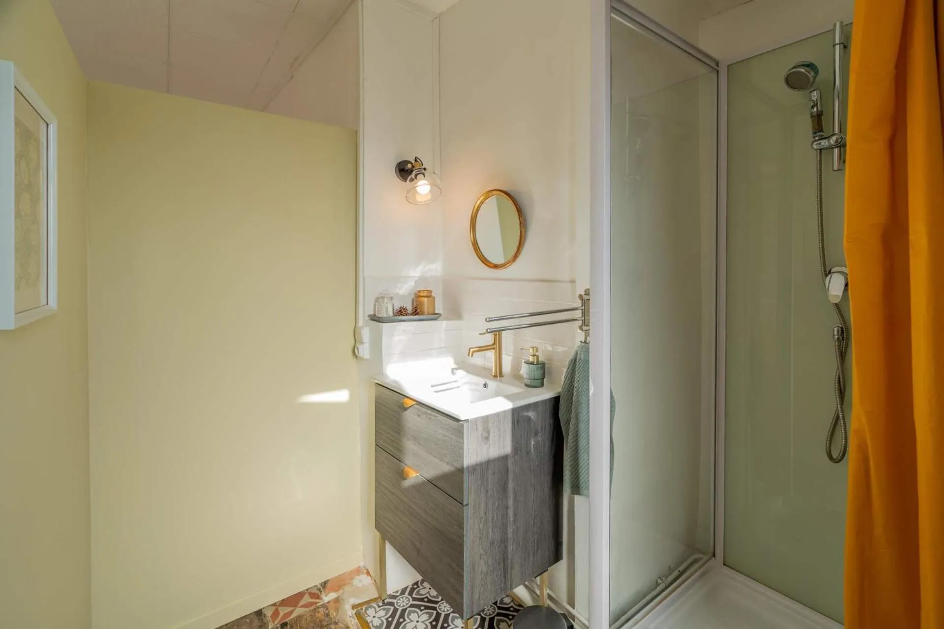 Bathroom in Les Suites de Bellac