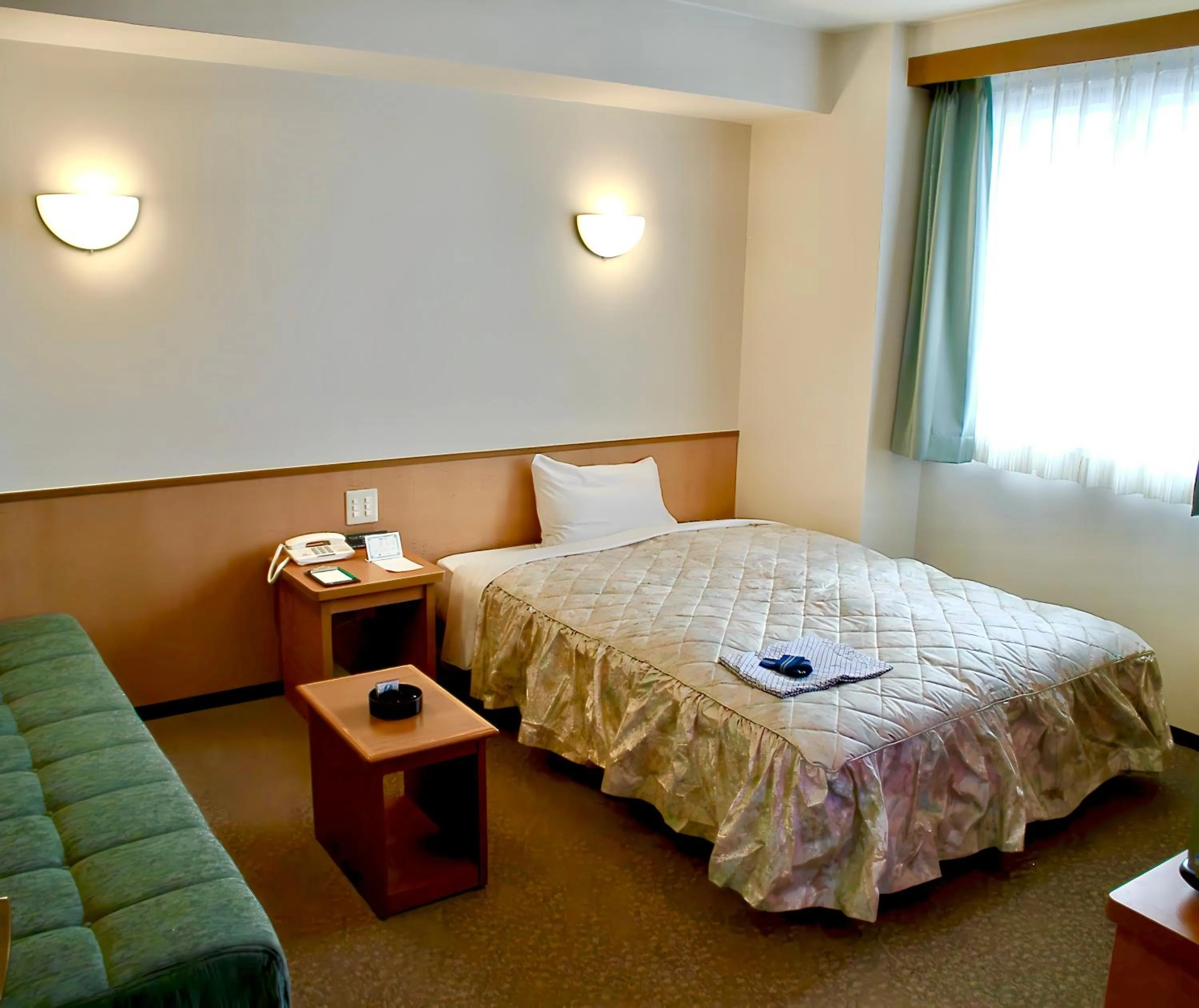Bedroom, Bed in Yonago Universal Hotel