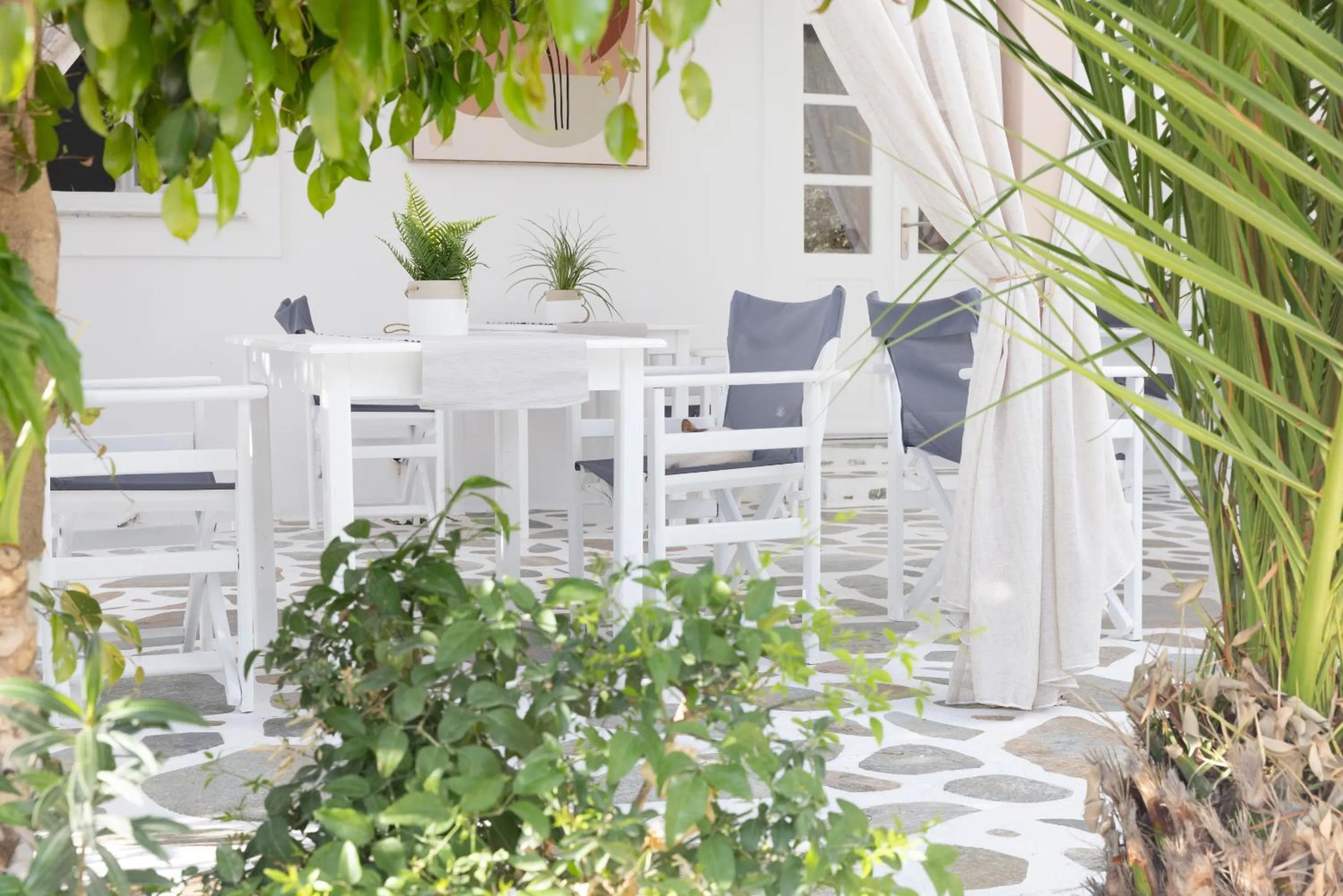 Restaurant/places to eat in Acoya Residences