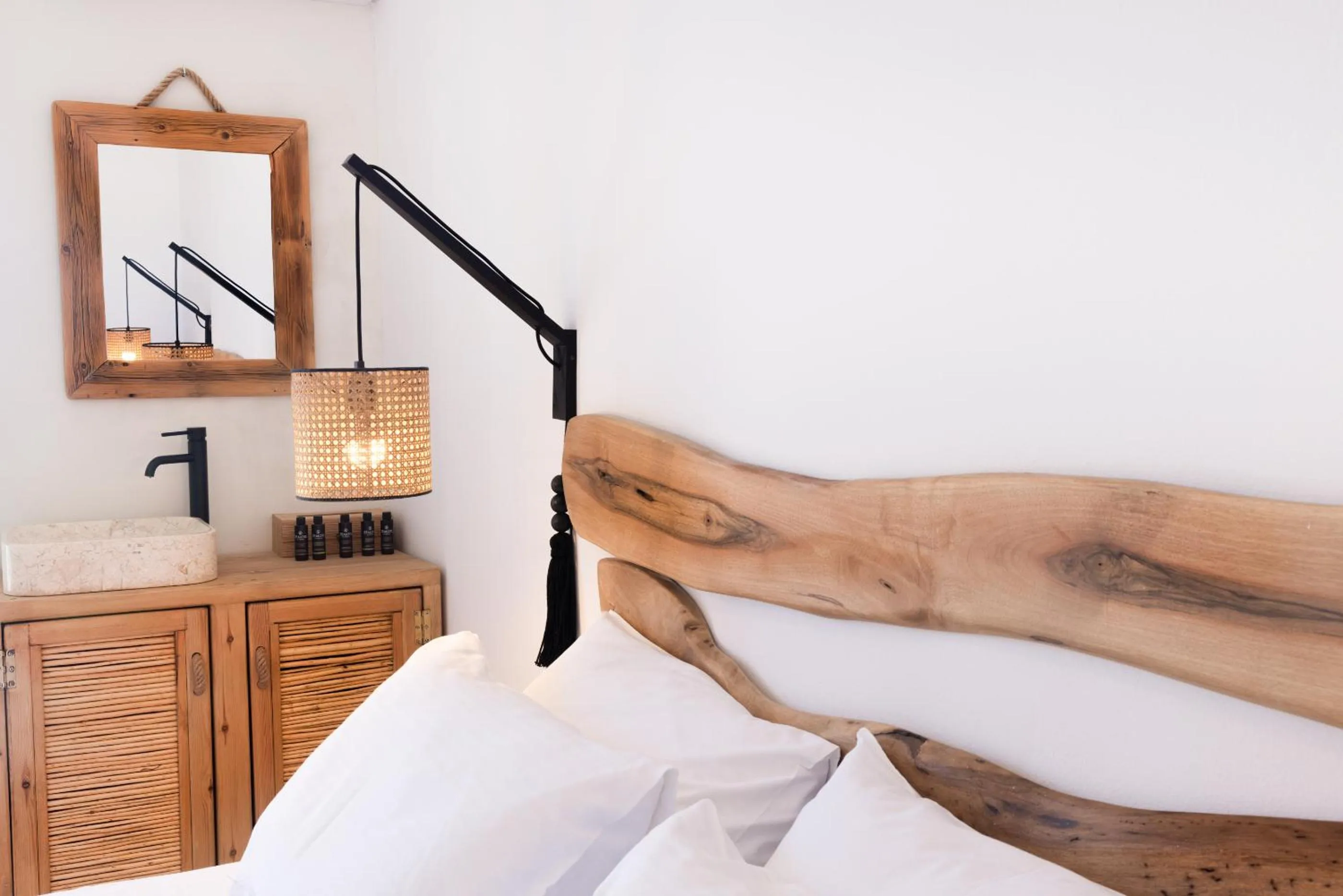 Decorative detail, Bed in Acoya Residences