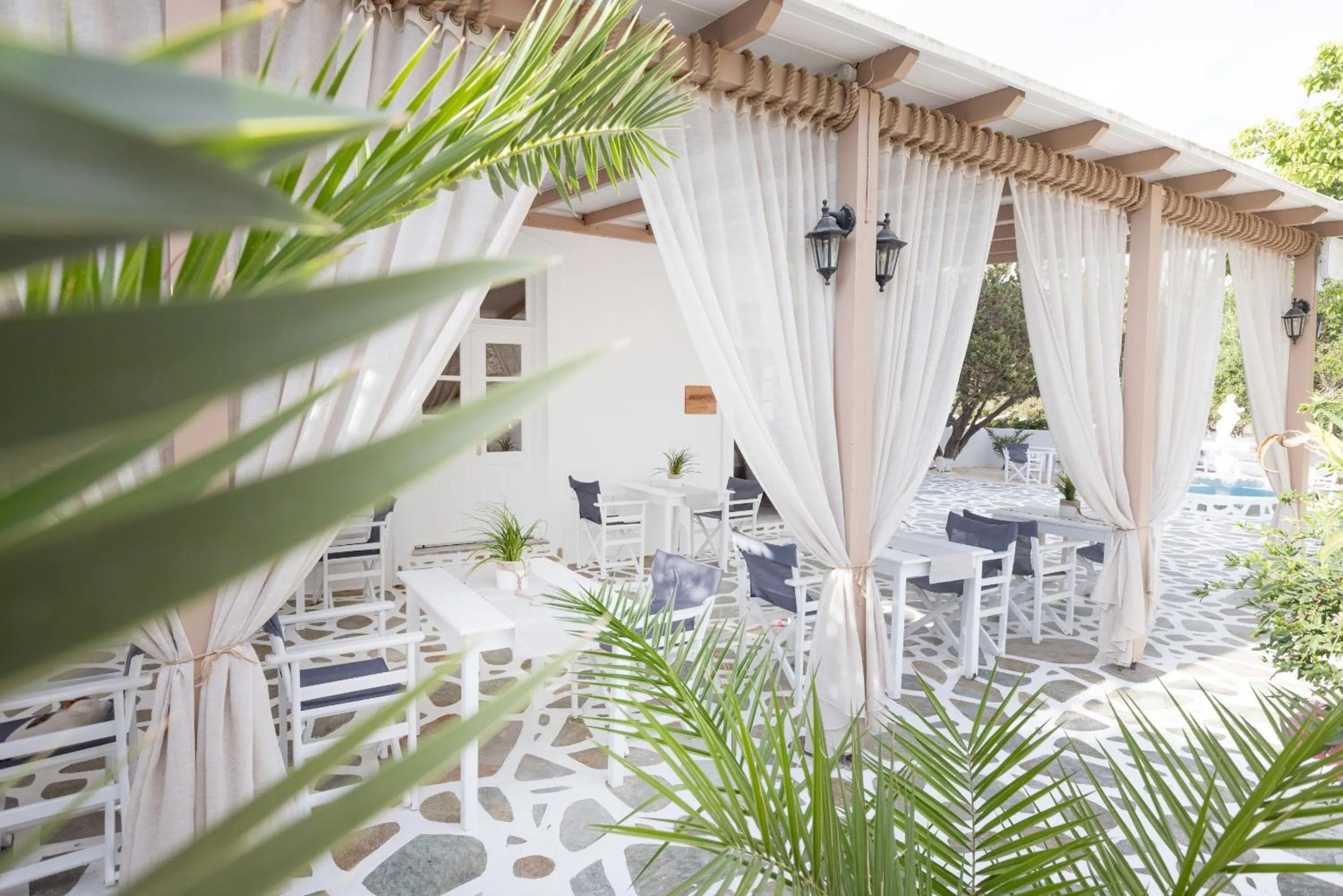 Restaurant/places to eat in Acoya Residences