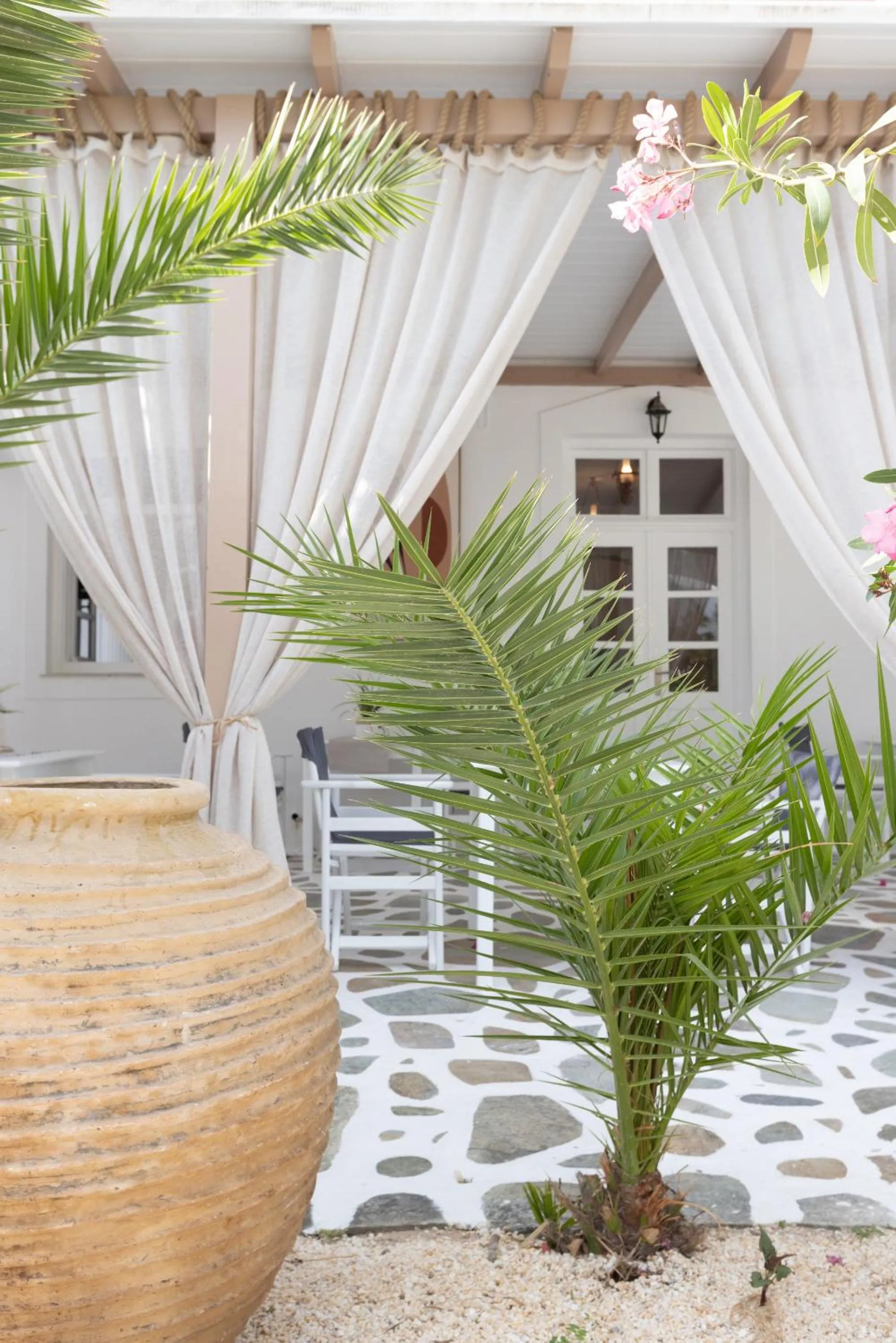 Restaurant/places to eat in Acoya Residences