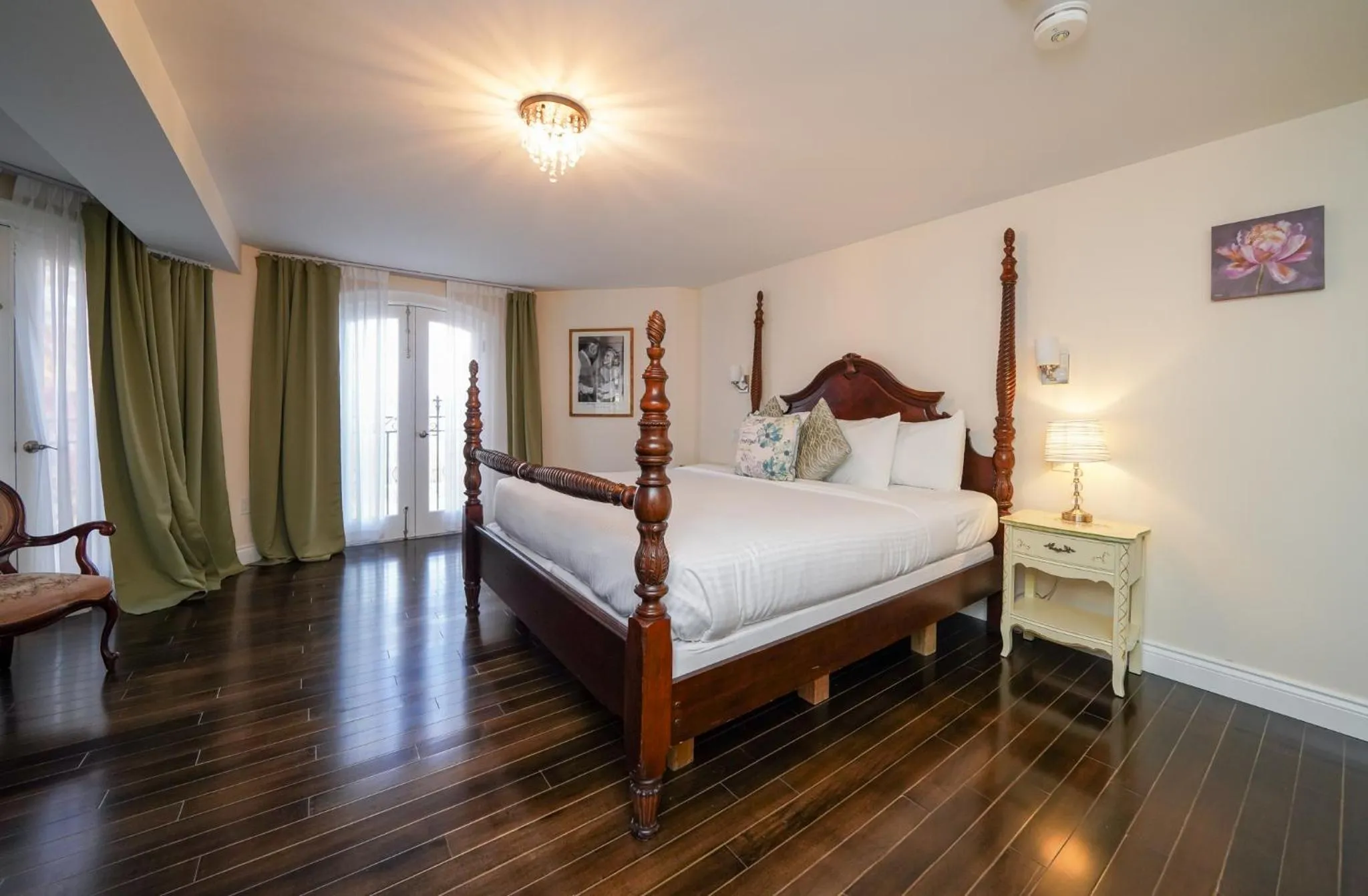 Bed in Niagara Grandview Boutique Hotel