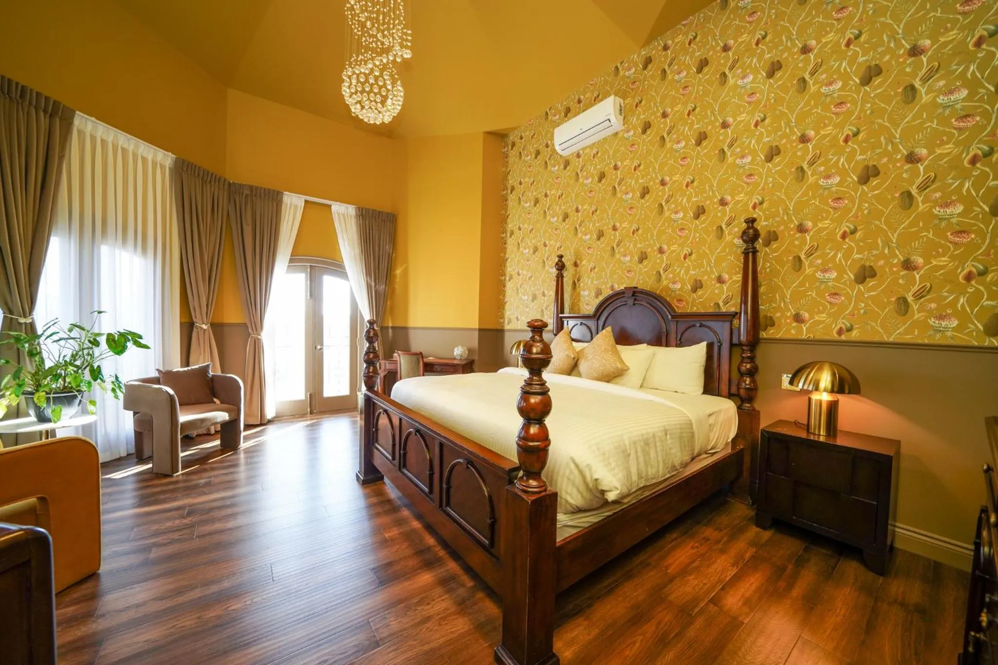 Bed in Niagara Grandview Boutique Hotel