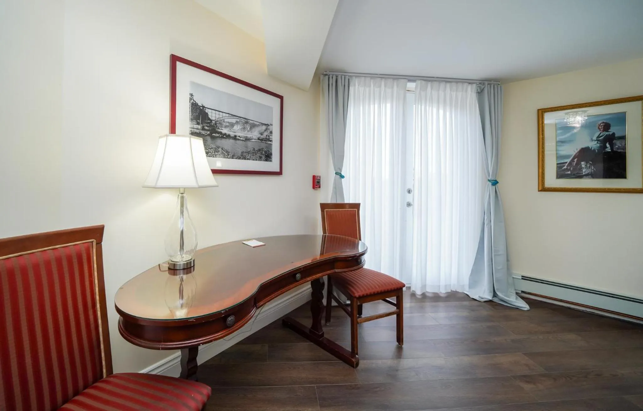 Seating area in Niagara Grandview Boutique Hotel