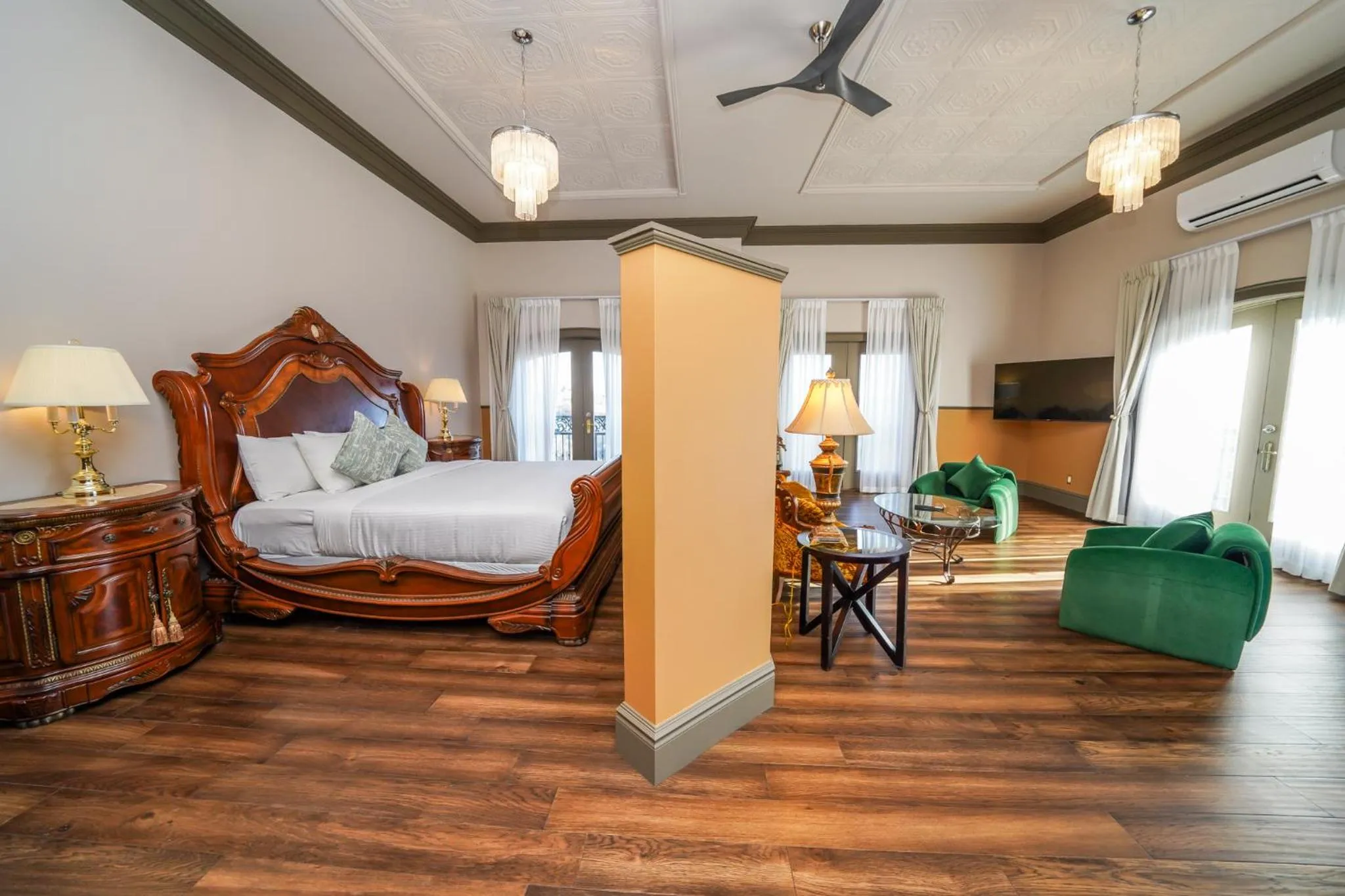 TV and multimedia, Bed in Niagara Grandview Boutique Hotel