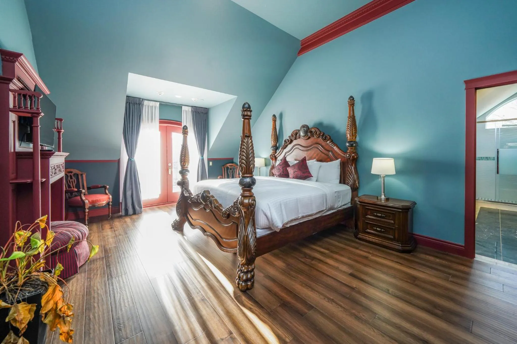 Patio, Bed in Niagara Grandview Boutique Hotel