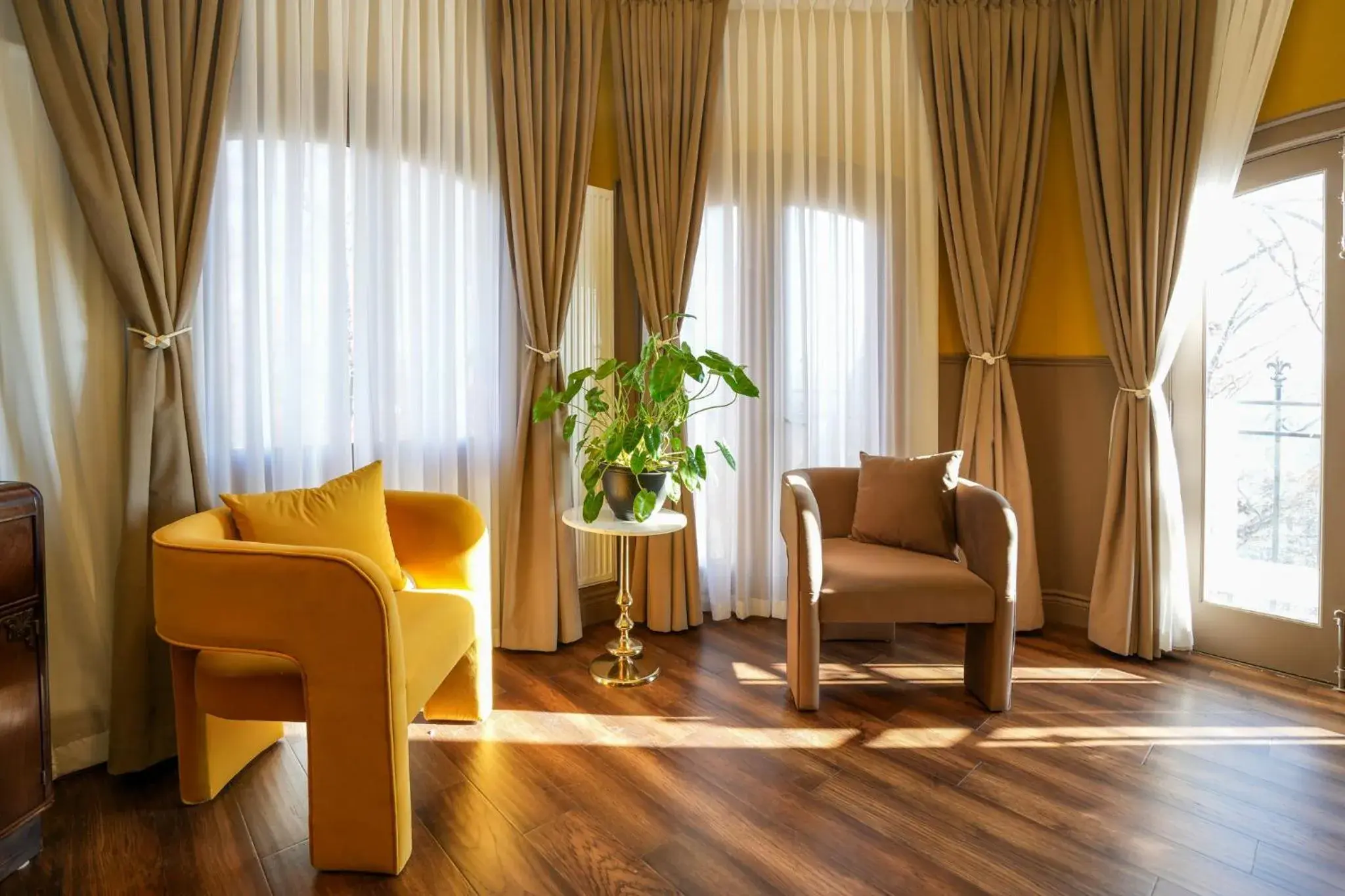 Family Suite with Balcony in Niagara Grandview Boutique Hotel Family Suite with Balcony in Niagara Grandview Boutique Hotel