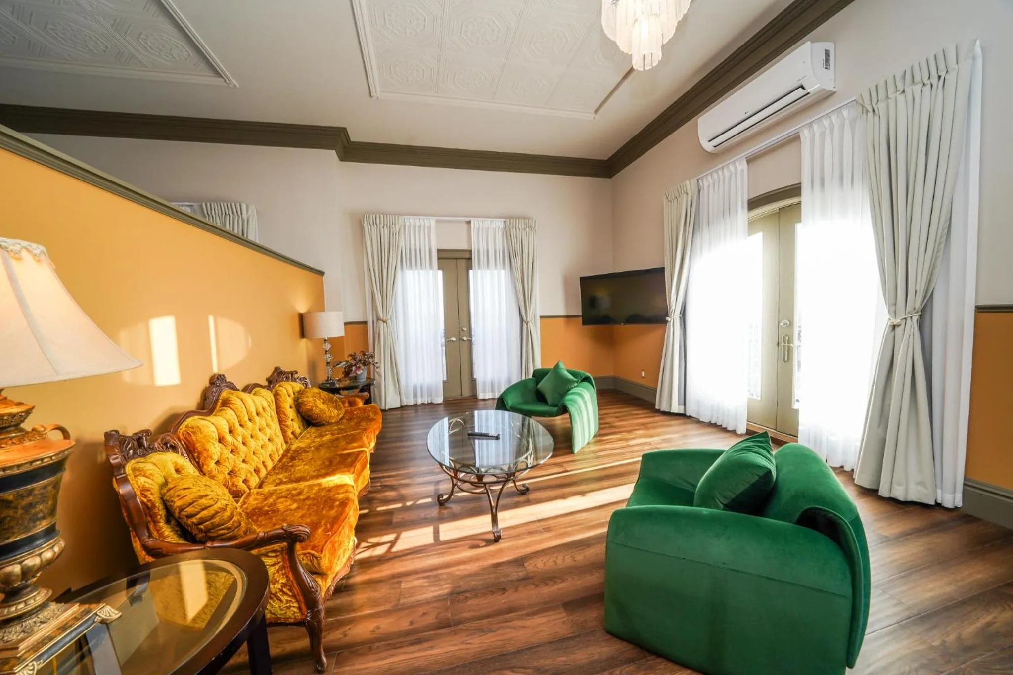 TV and multimedia in Niagara Grandview Boutique Hotel