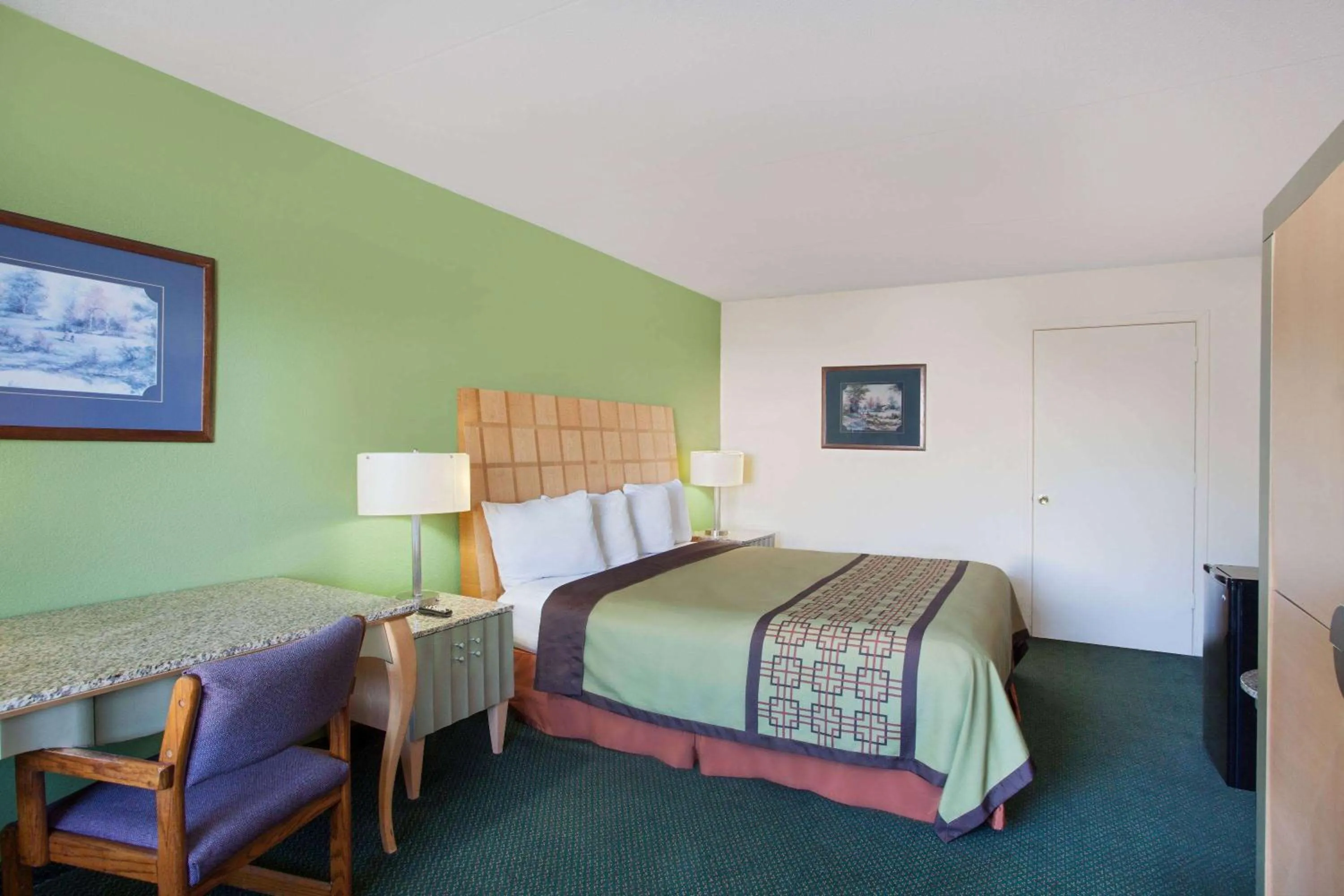 Photo of the whole room, Bed in Days Inn by Wyndham Greeneville