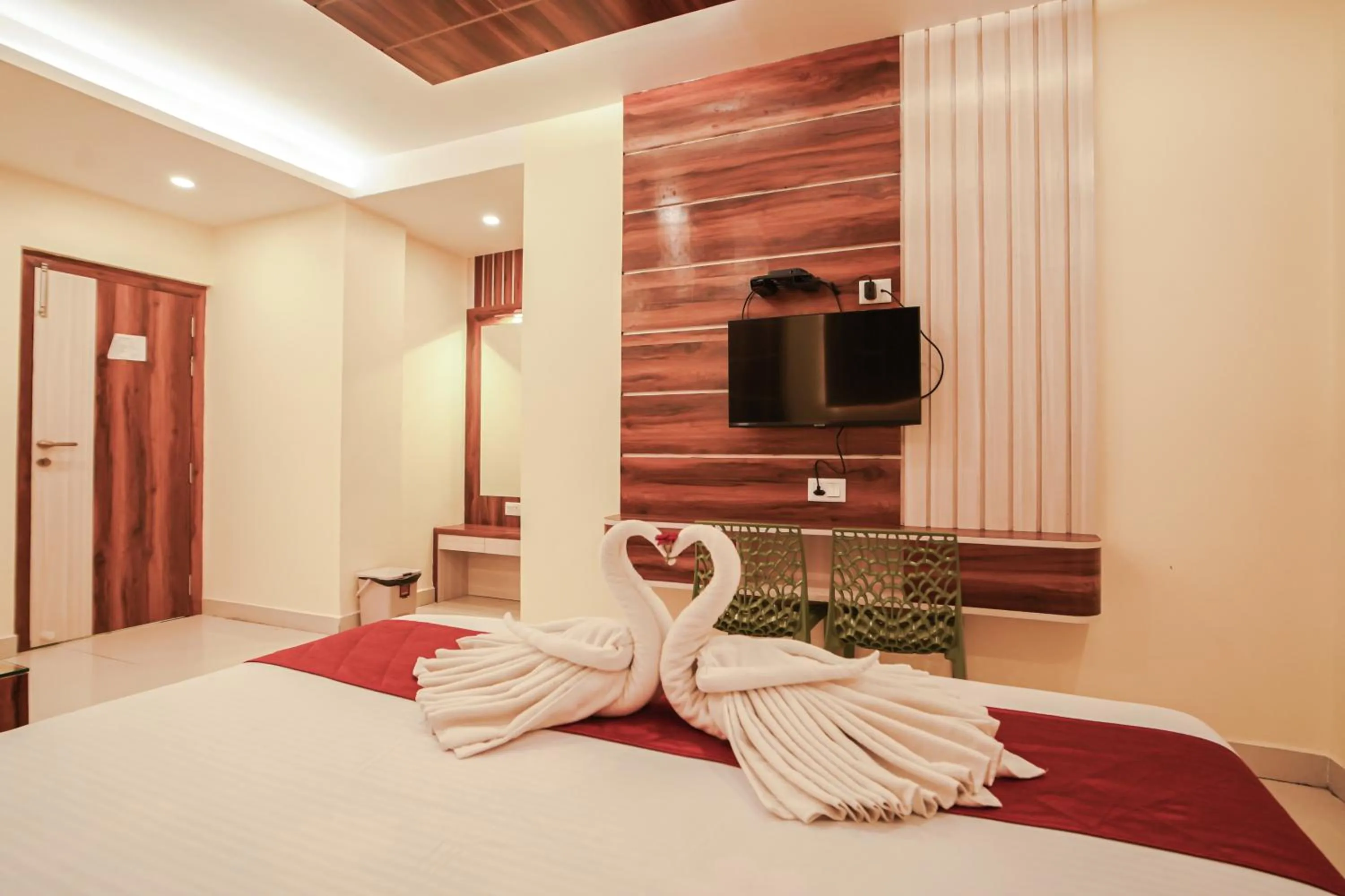 Communal lounge/ TV room, Bed in HOTEL ALLISHAN !! Couple Friendly Hotel Near Science City !!