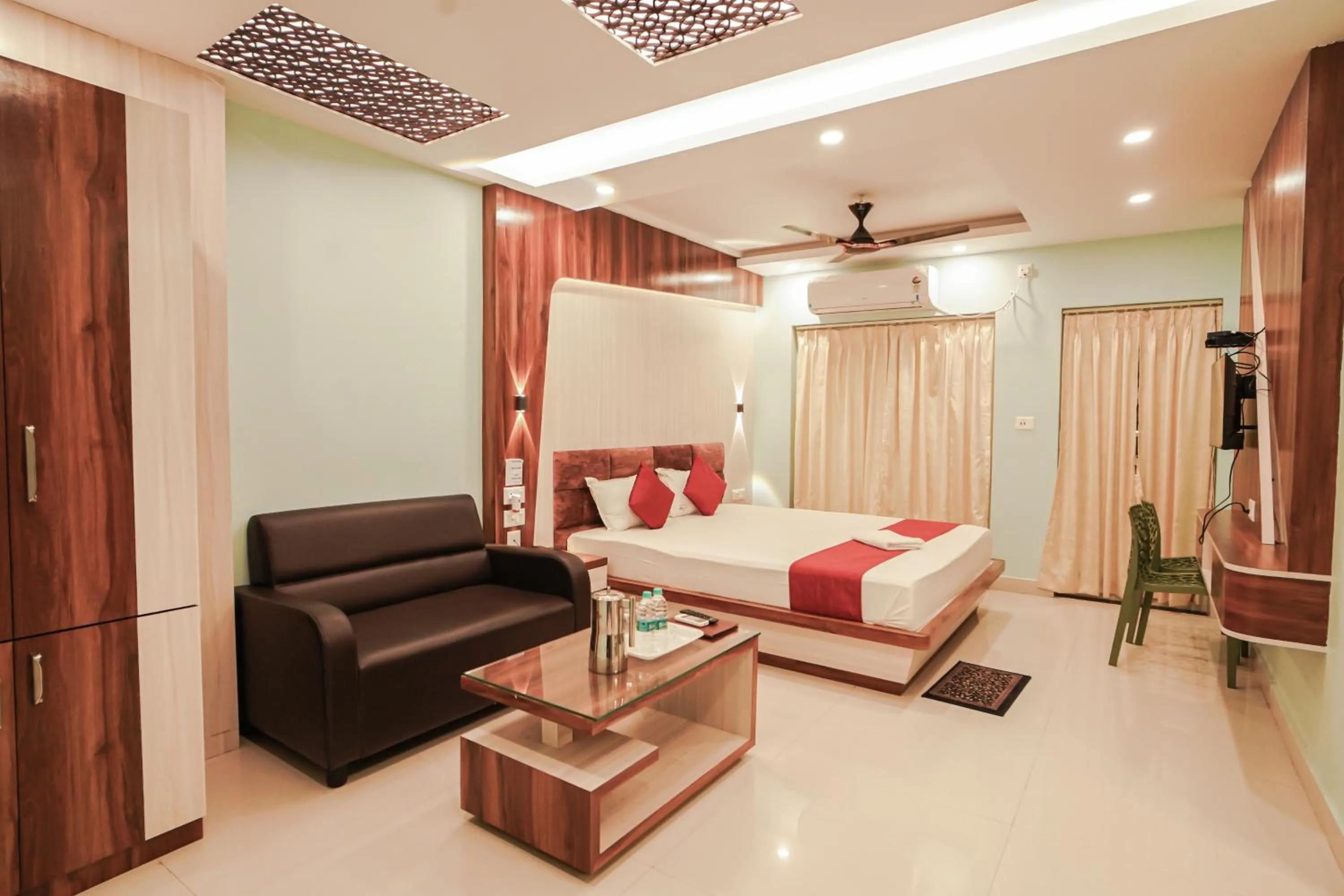 Bed in HOTEL ALLISHAN !! Couple Friendly Hotel Near Science City !!