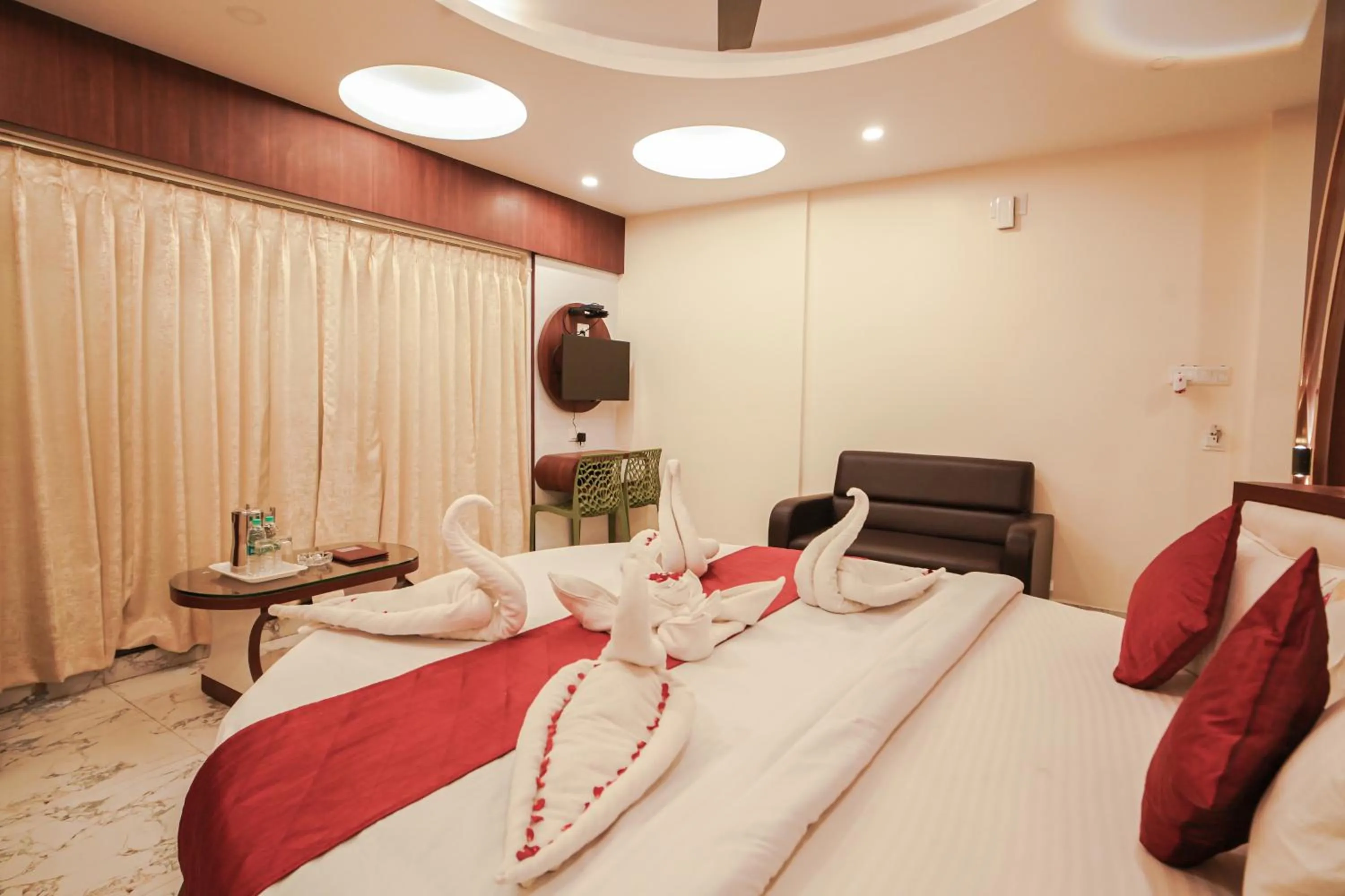 Bed in HOTEL ALLISHAN !! Couple Friendly Hotel Near Science City !!