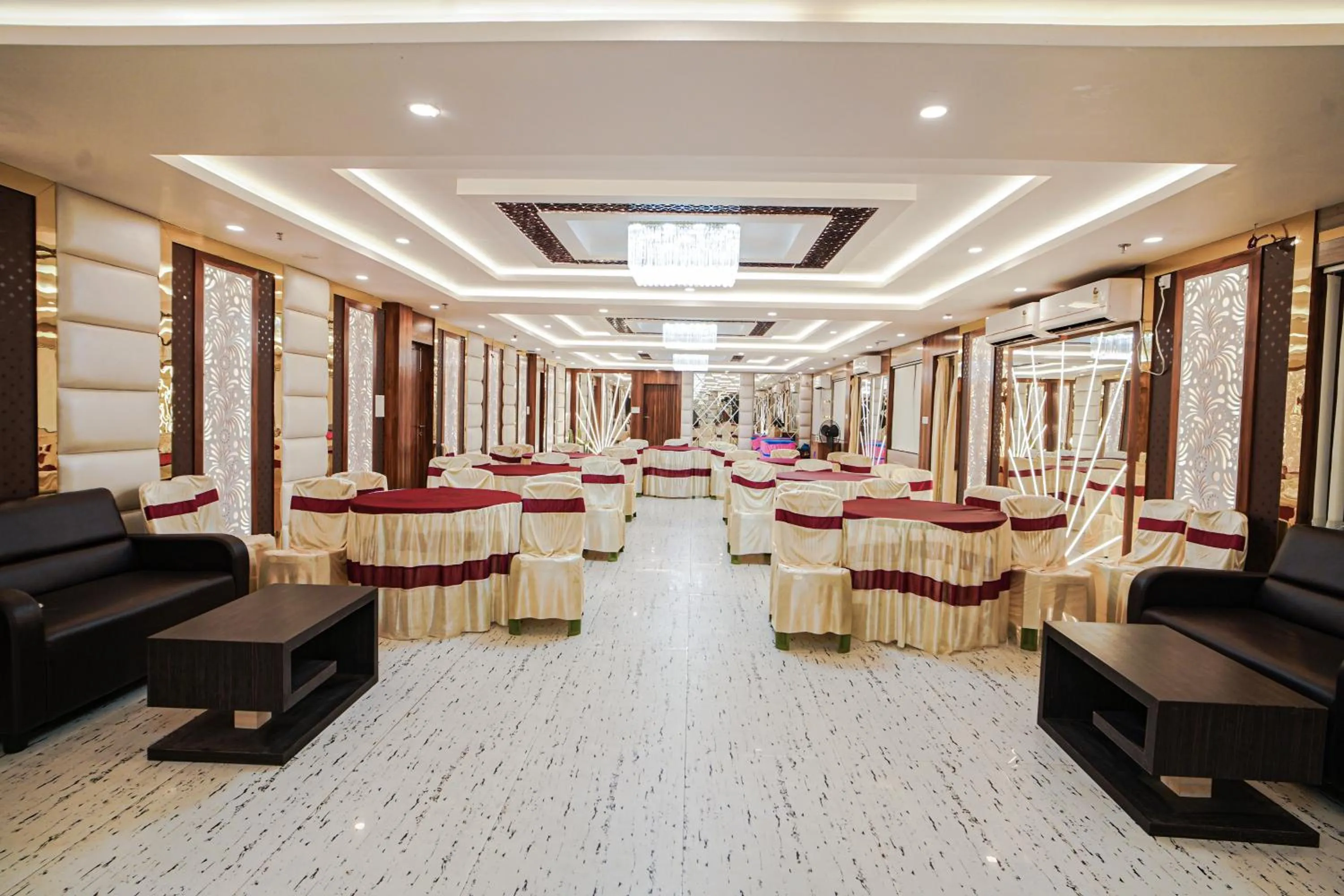 Living room in HOTEL ALLISHAN !! Couple Friendly Hotel Near Science City !!