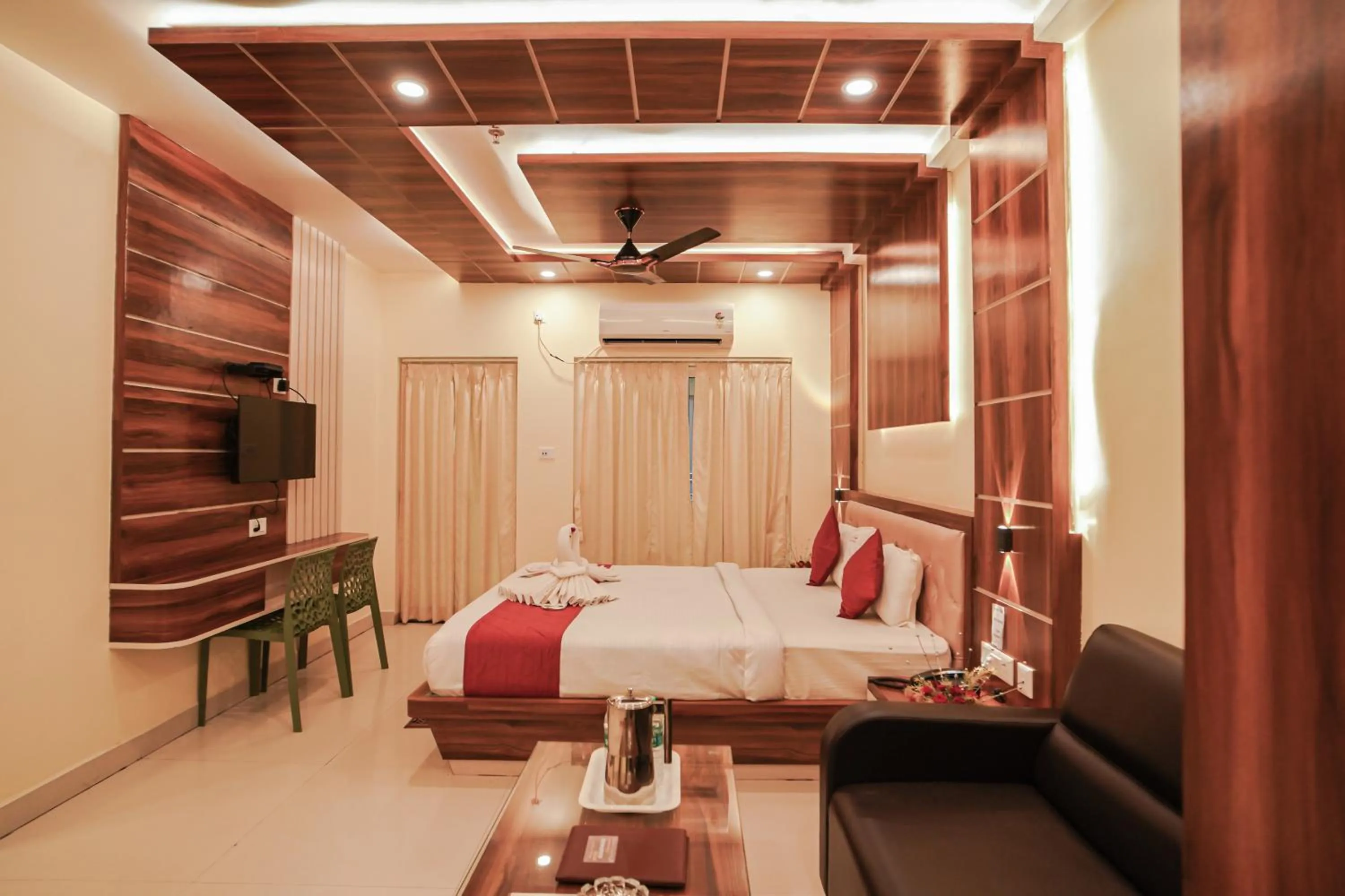 Bed in HOTEL ALLISHAN !! Couple Friendly Hotel Near Science City !!