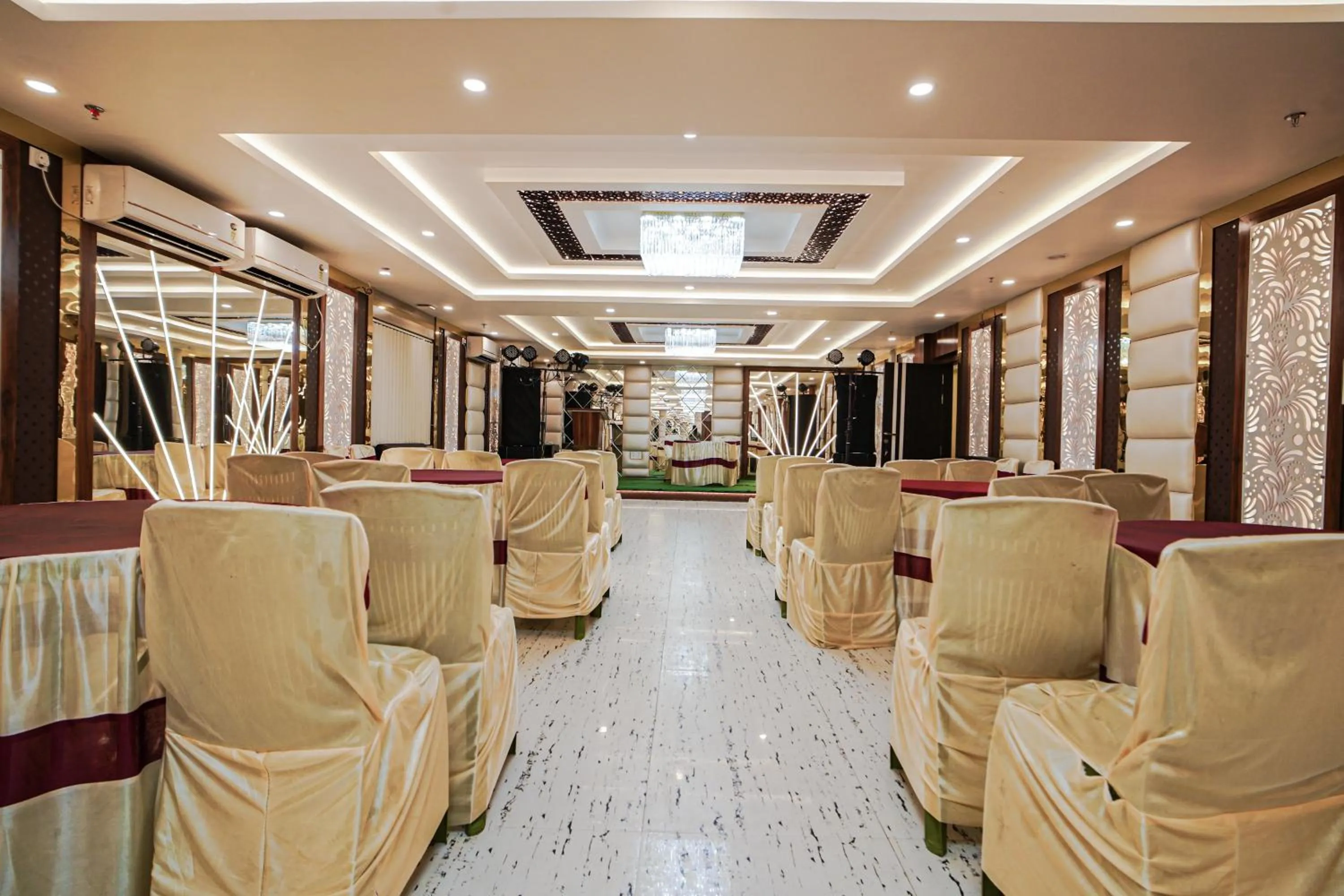 TV and multimedia in HOTEL ALLISHAN !! Couple Friendly Hotel Near Science City !!