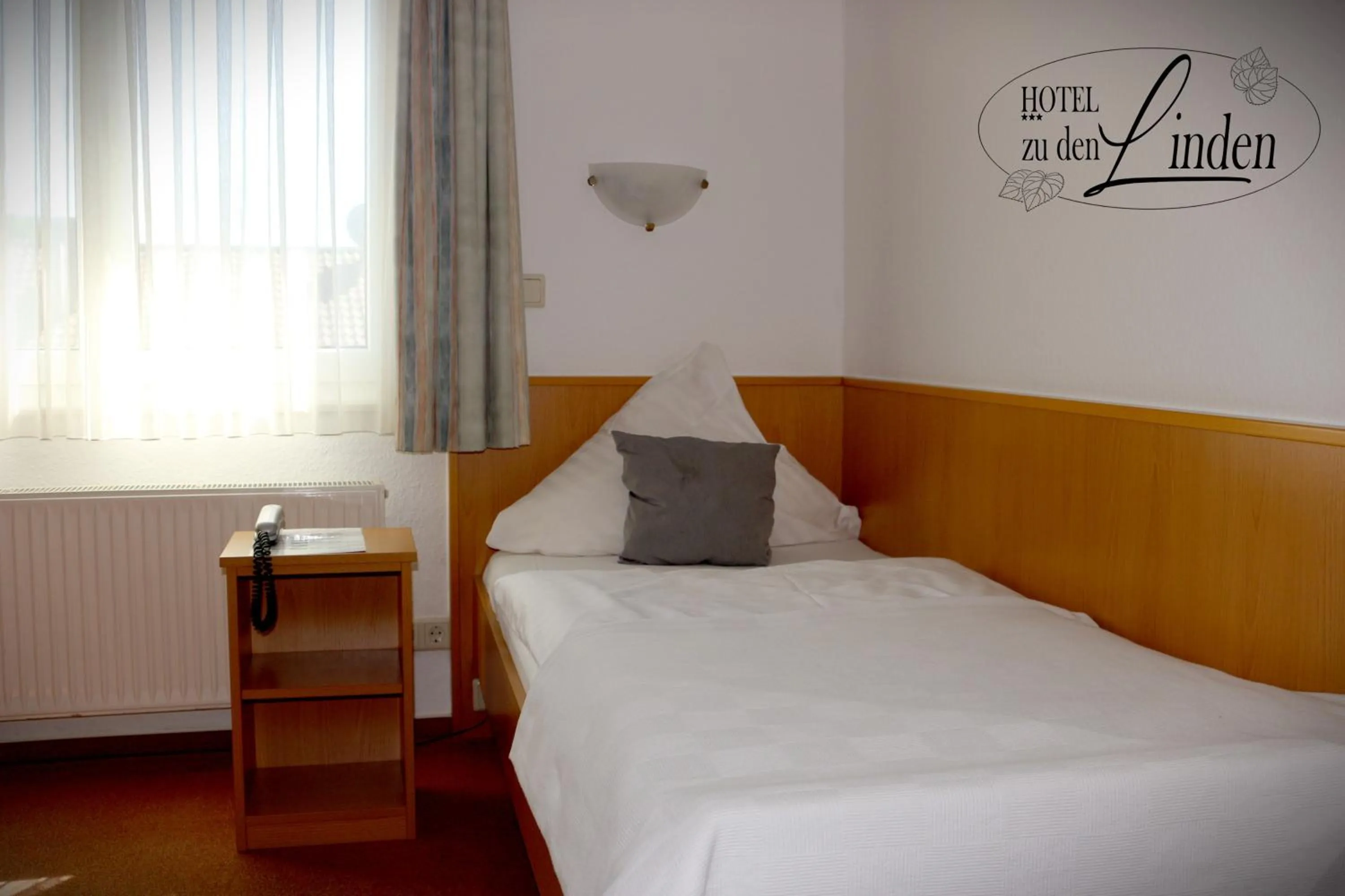 Bed in Hotel zu den Linden